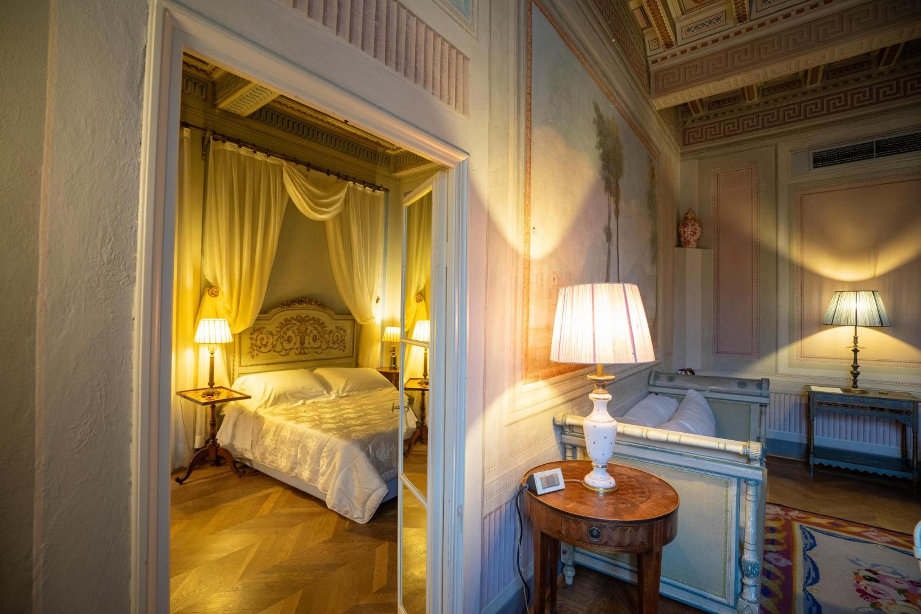 Deluxe Queen Suite - Photo 11