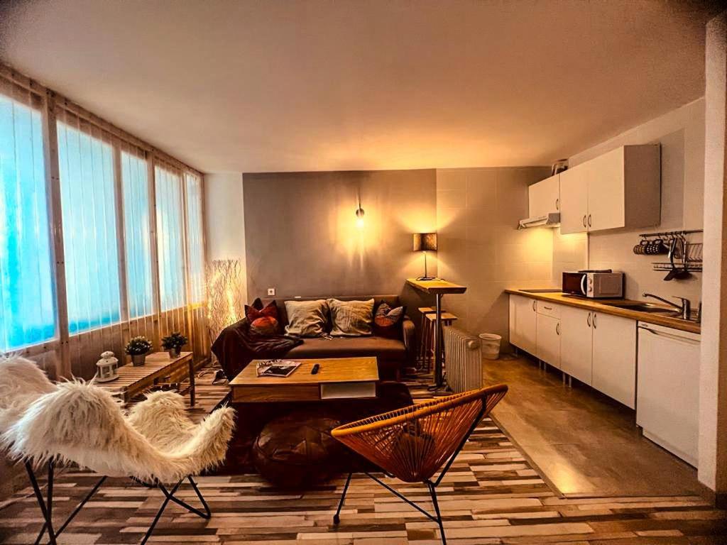 One-Bedroom Apartment - Photo 2