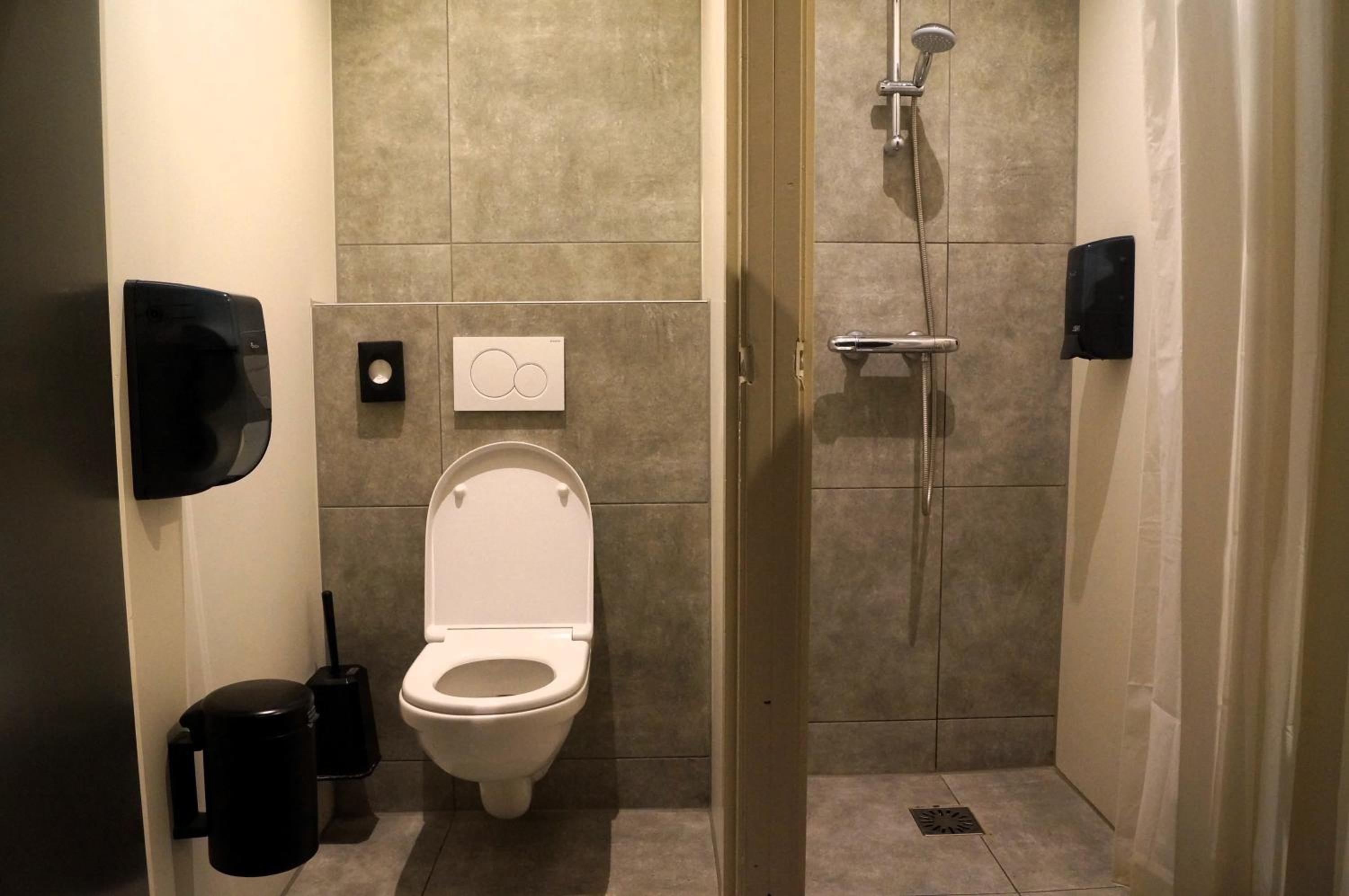 Group Room with Shared Bathroom photo 2