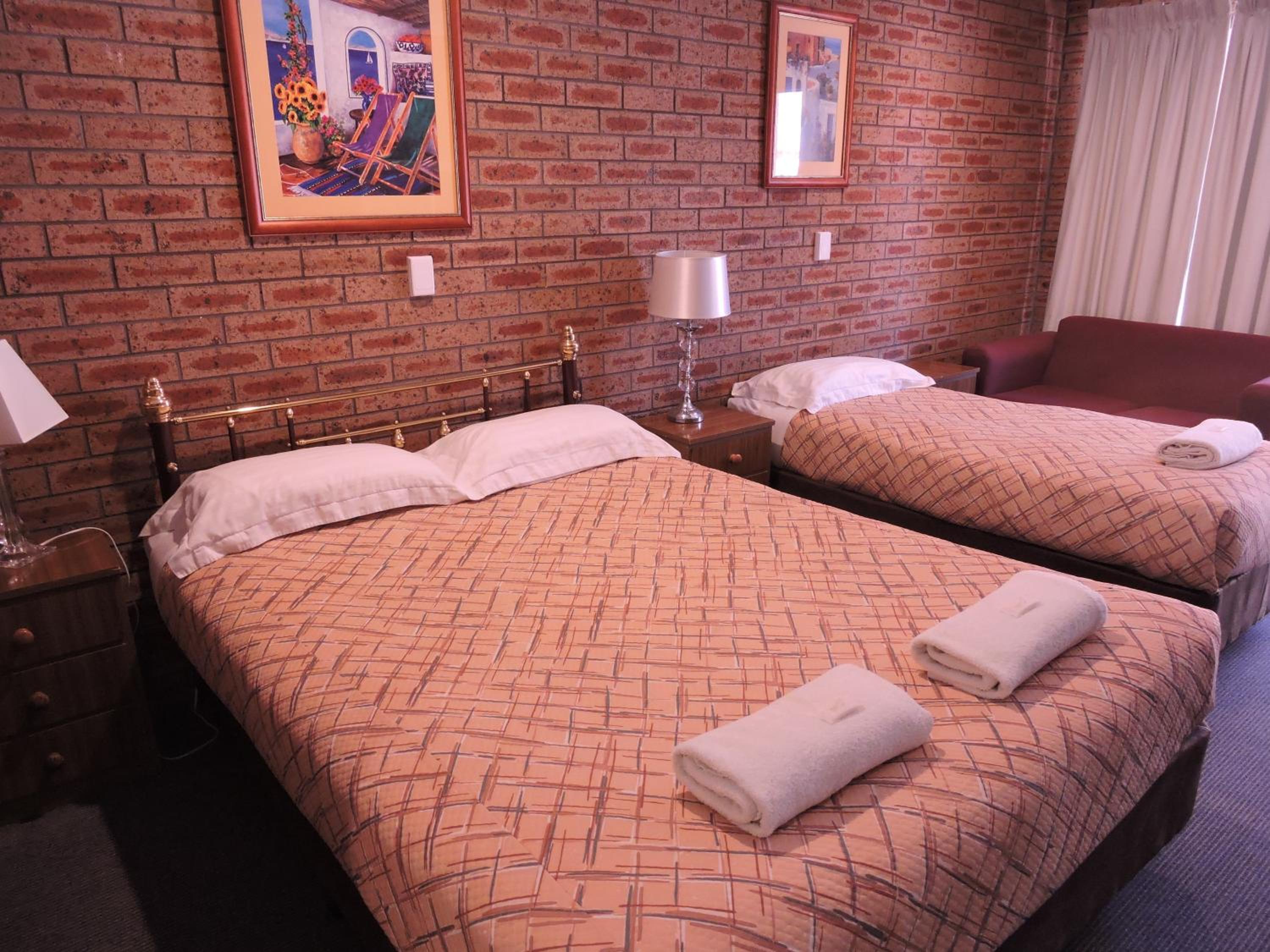 One-Bedroom Family Suite photo 3