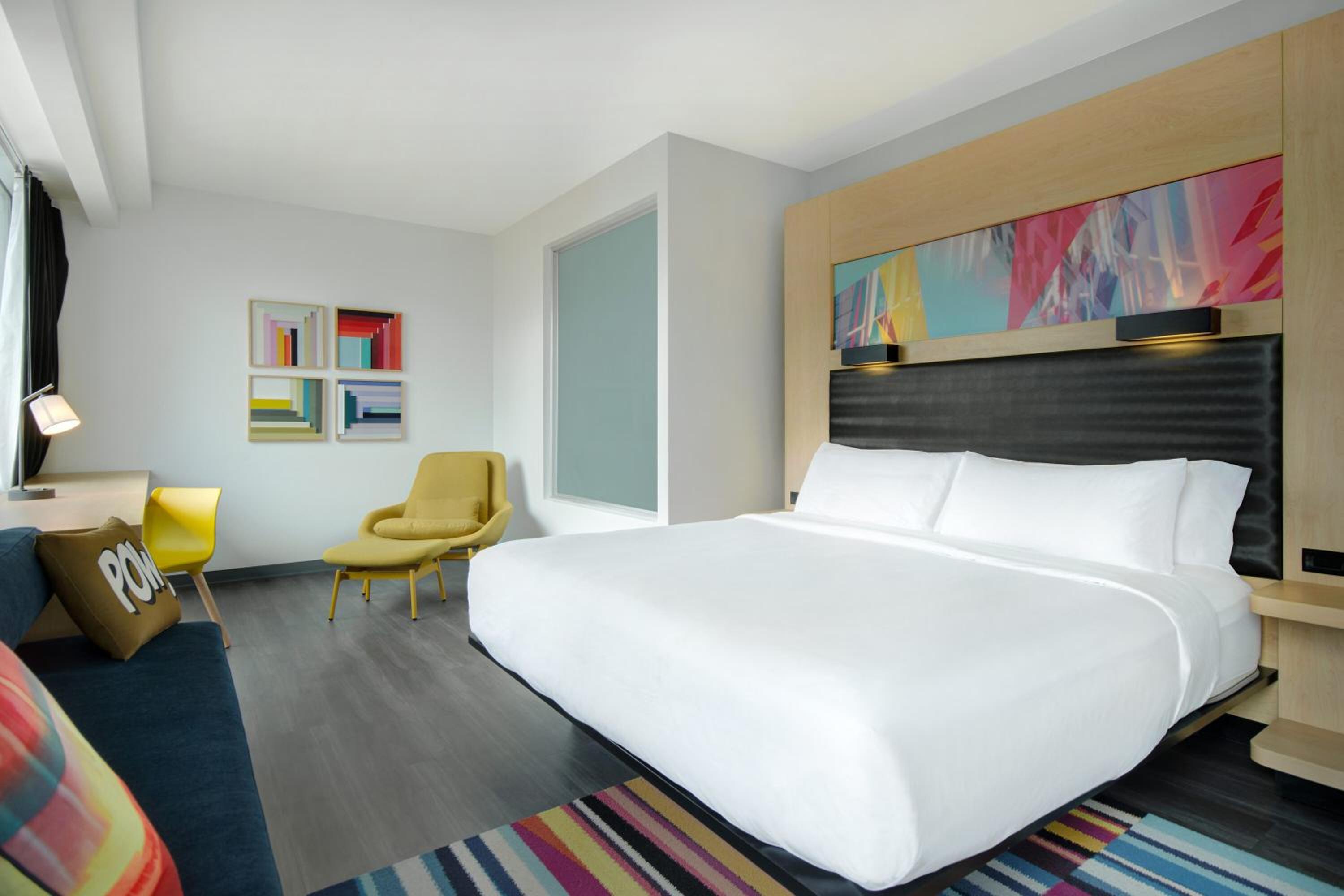 Suite, 1 King, Sofa bed, Corner room, Balcony photo 2