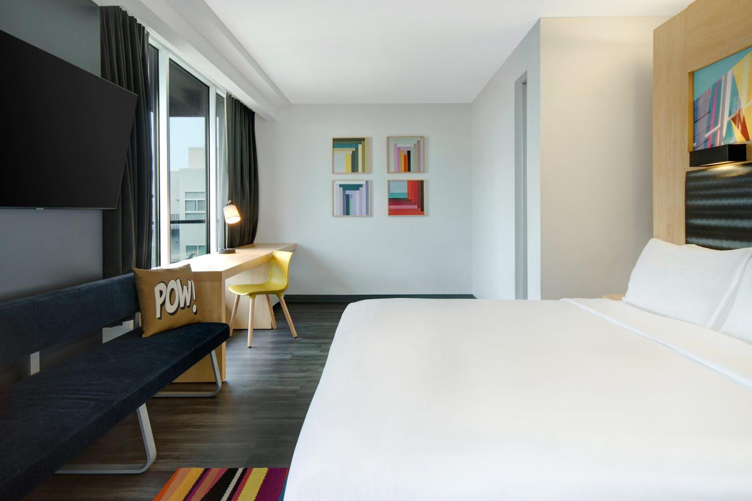 Suite, 1 King, Sofa bed, Corner room, Balcony photo 3