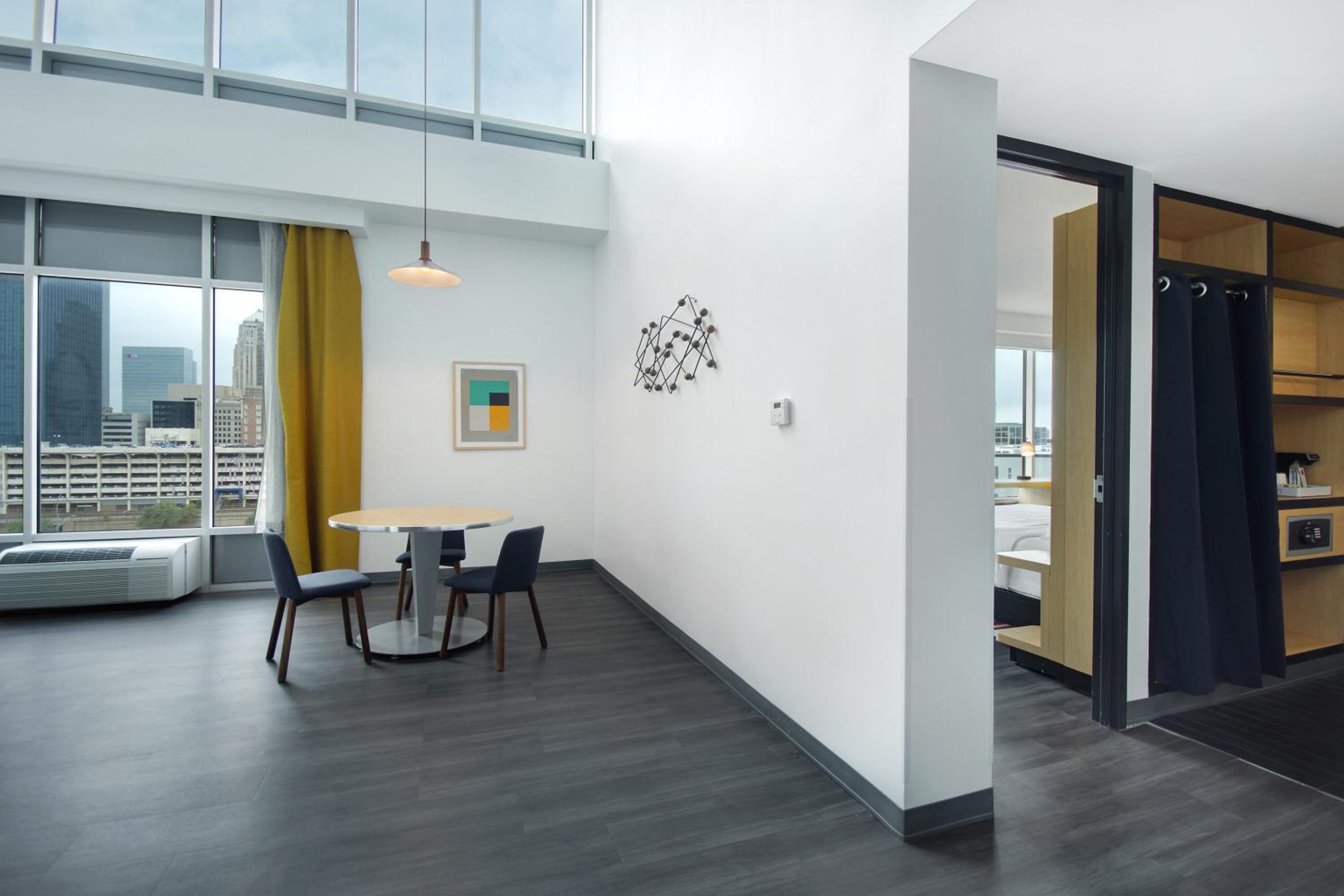 1 Bedroom Bi-level Suite, 1 King, Sofa bed, City view photo 2