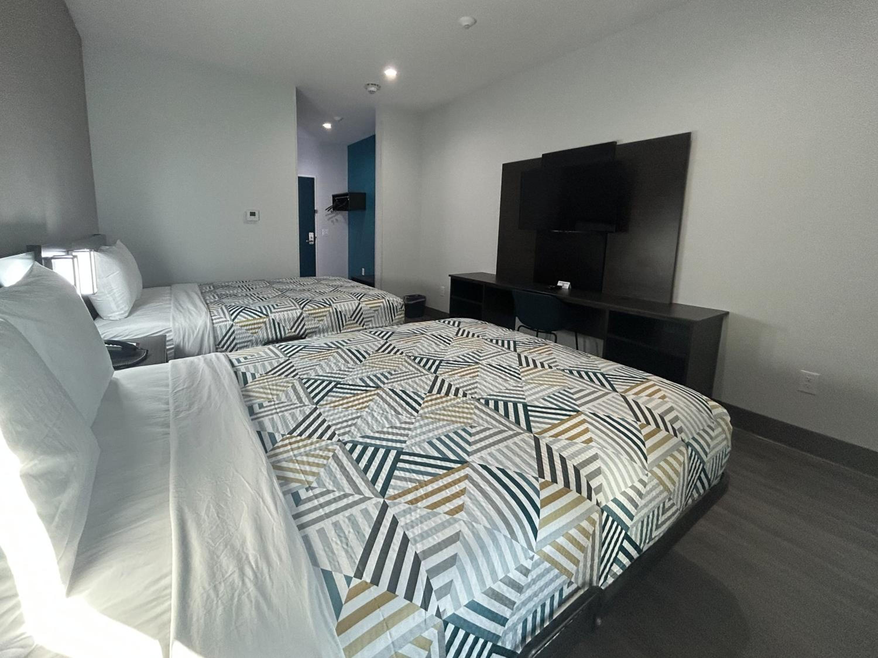 Deluxe Queen Room with Two Queen Beds - Non-Smoking - Photo 6