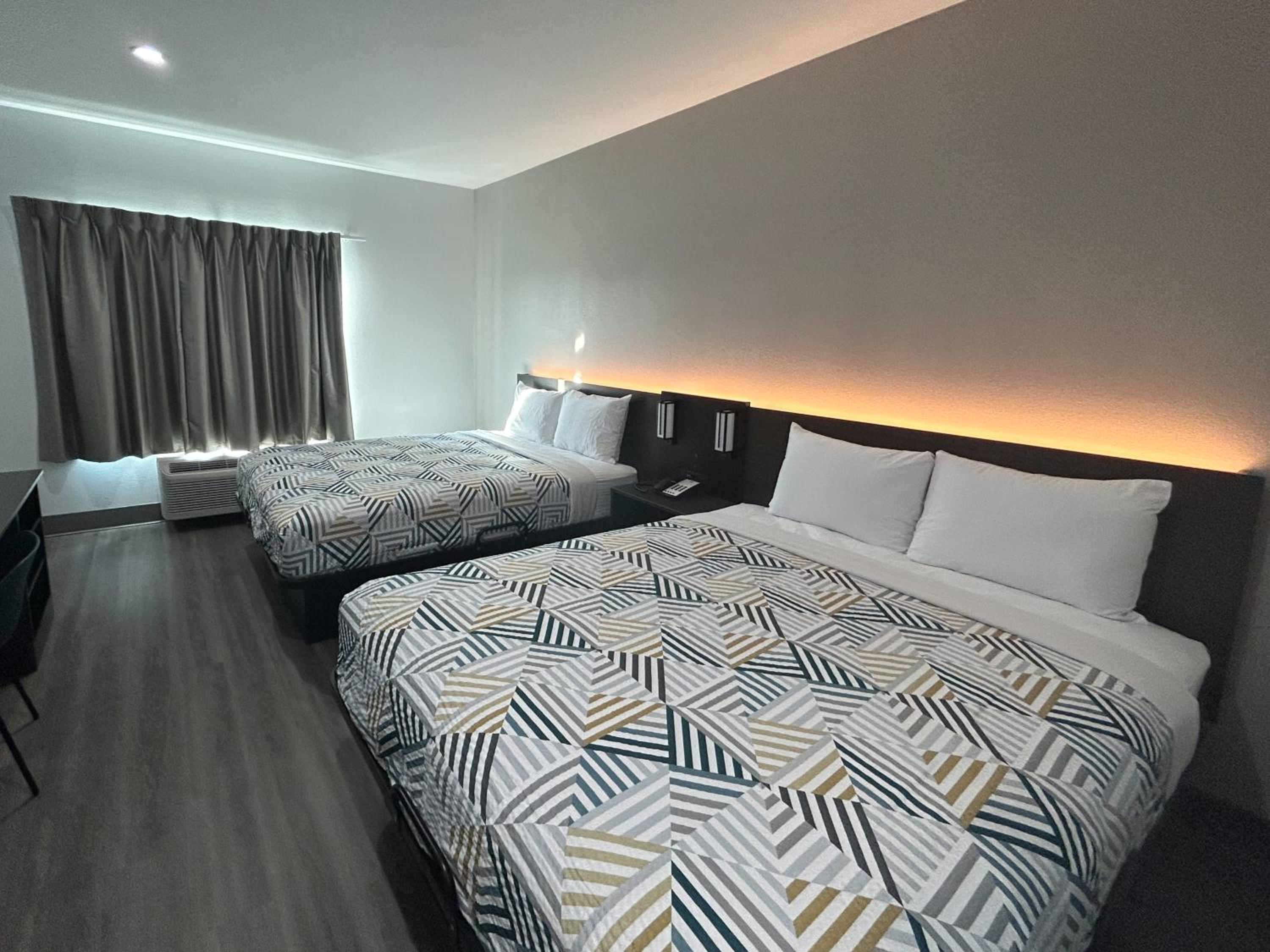 Deluxe Queen Room with Two Queen Beds - Non-Smoking - Photo 5