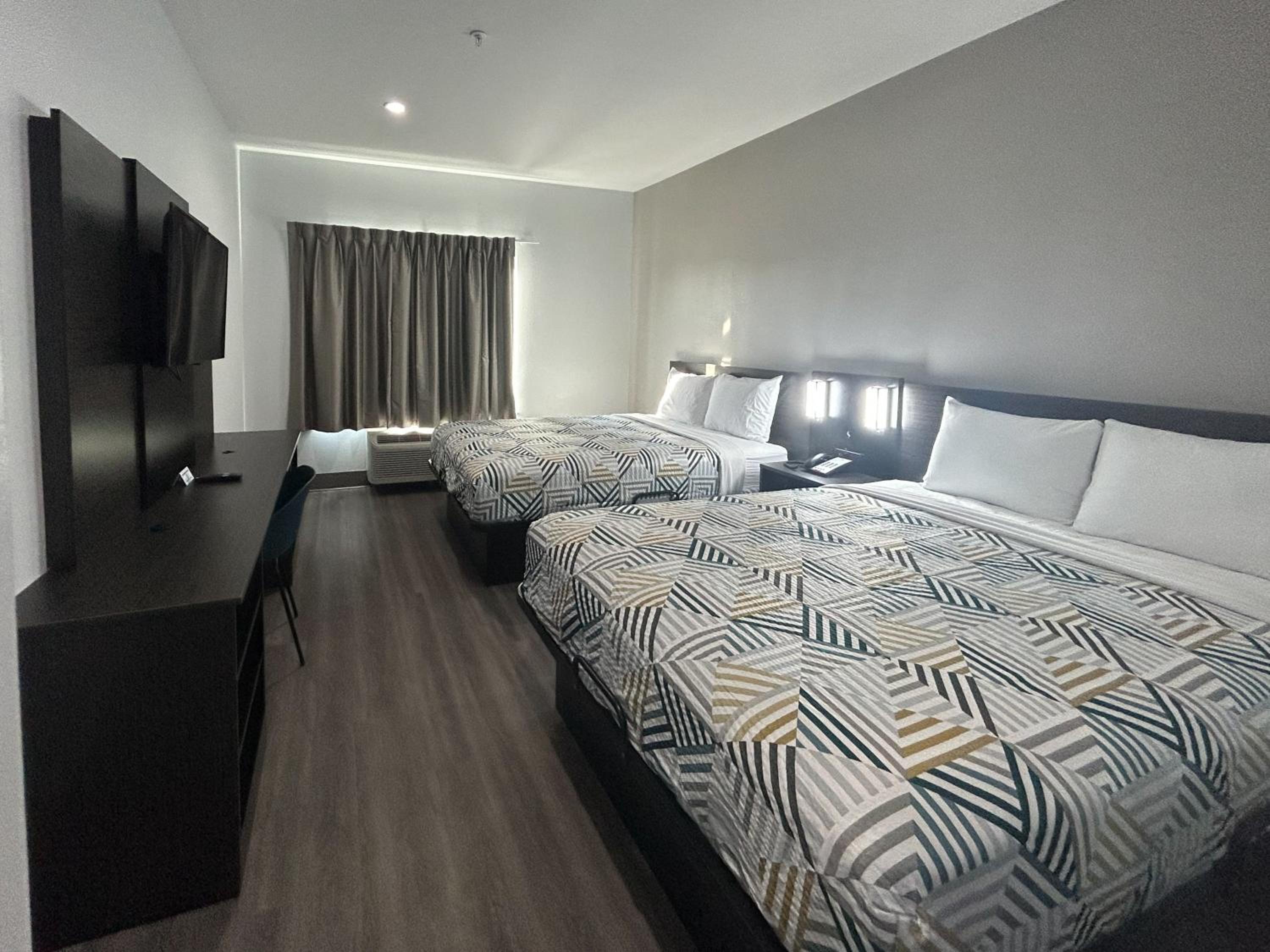 Deluxe Queen Room with Two Queen Beds - Non-Smoking - Photo 7