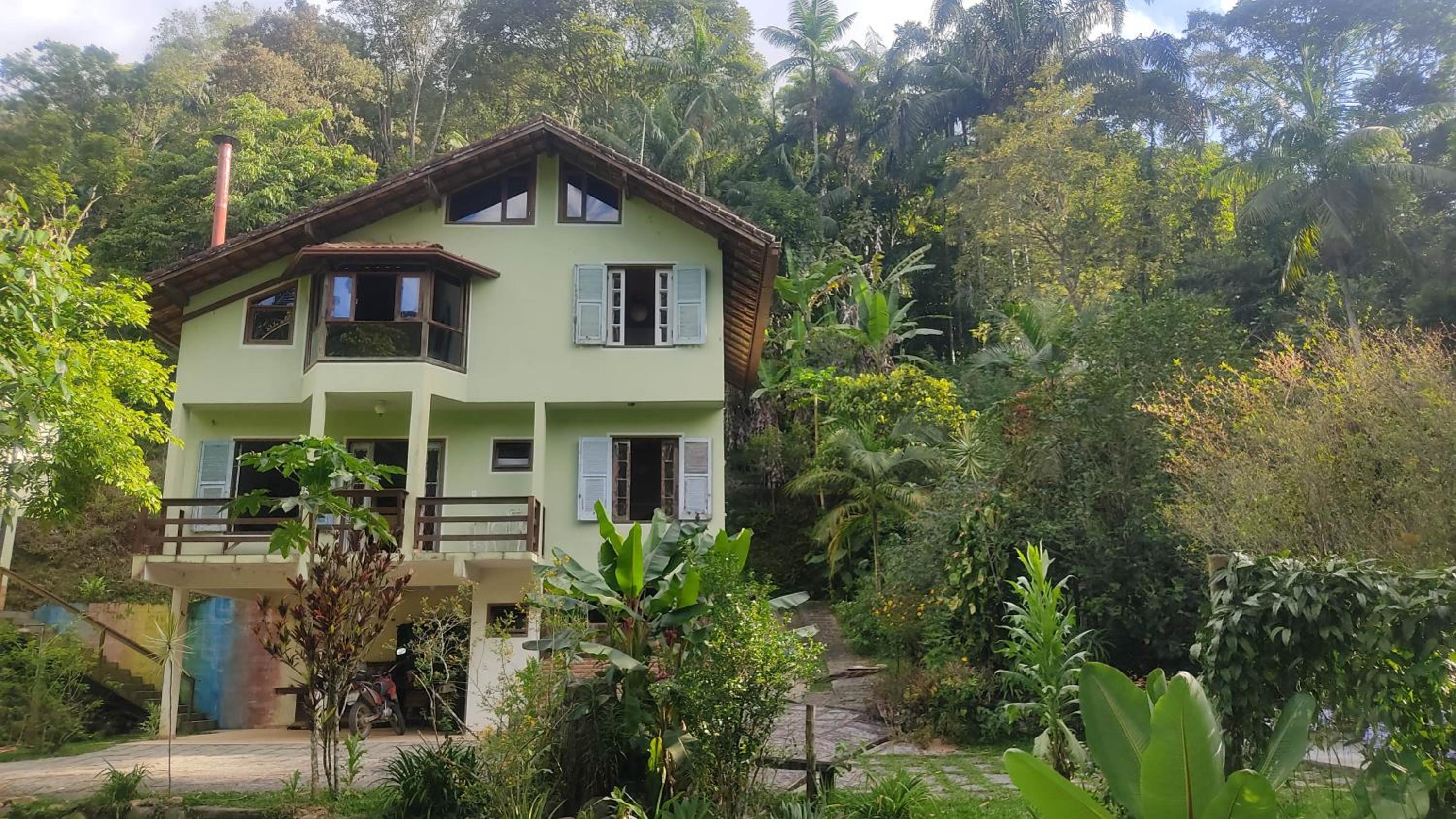Five-Bedroom House photo 2