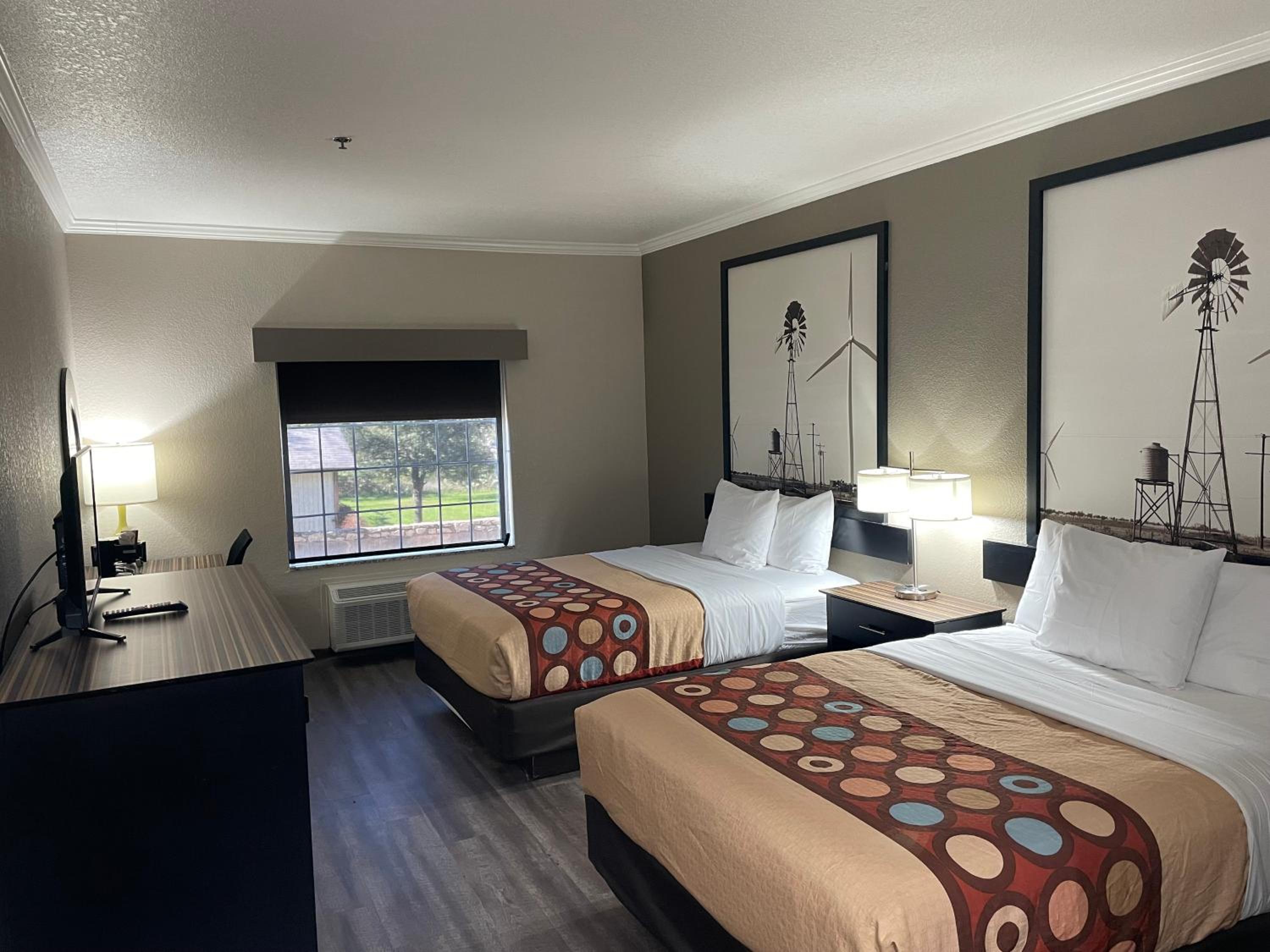 Queen Room with Two Queen Beds - Non-Smoking - Photo 1