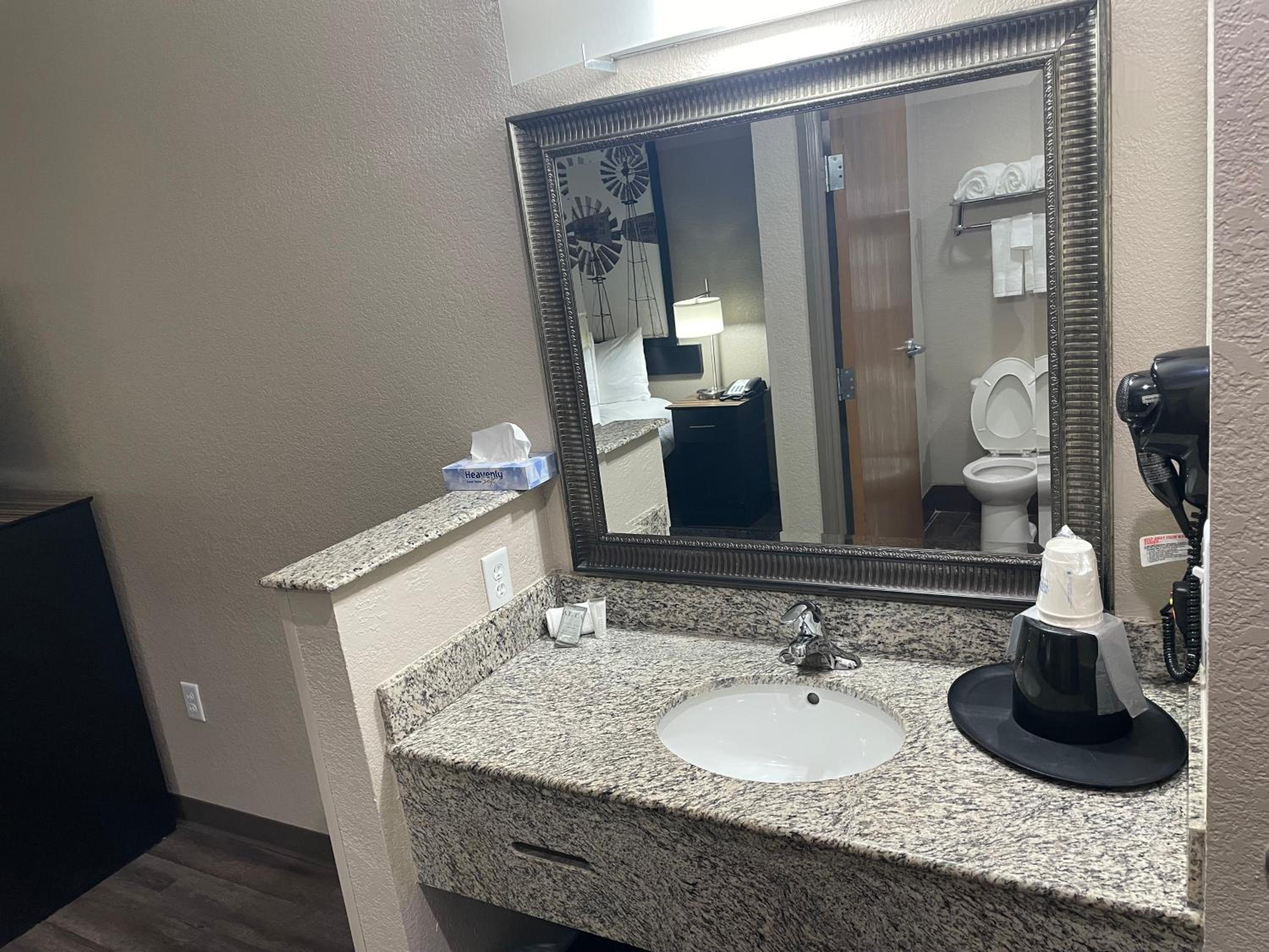 King Room - Non-Smoking - Photo 2