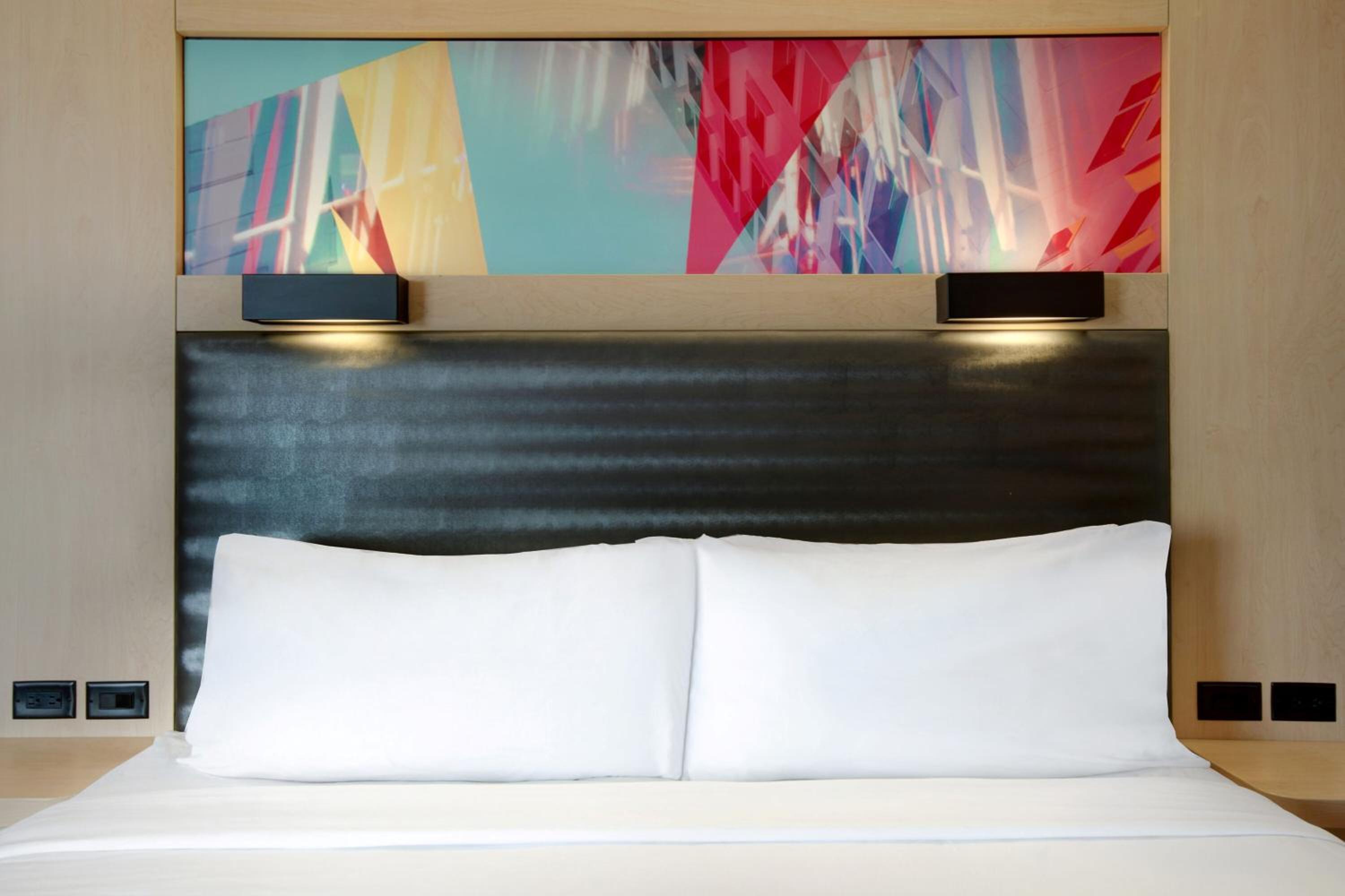 Junior Suite, 1 King, Sofa bed, Corner room photo 3