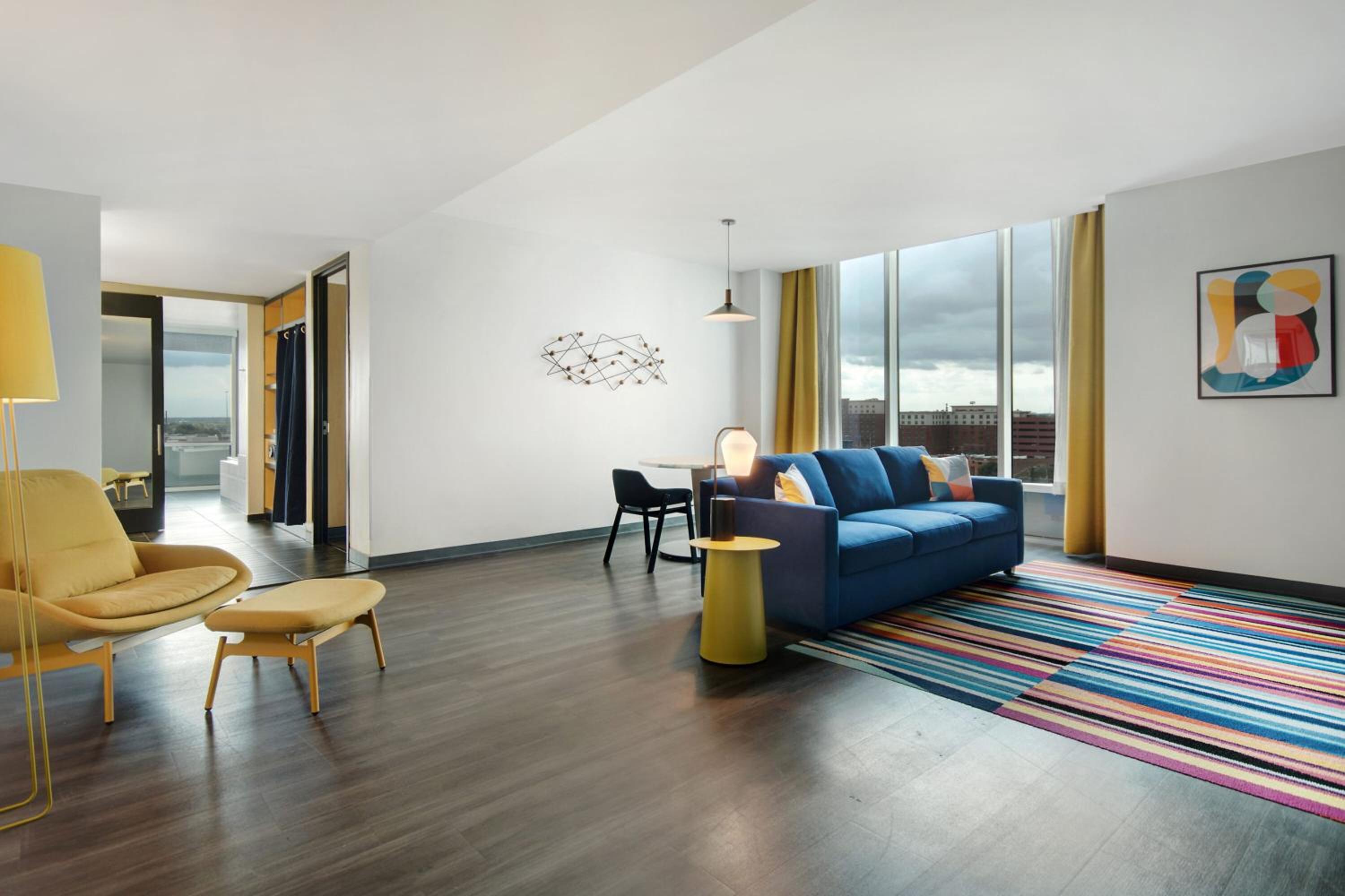 Junior Suite, 1 King, Sofa bed, Corner room photo 1