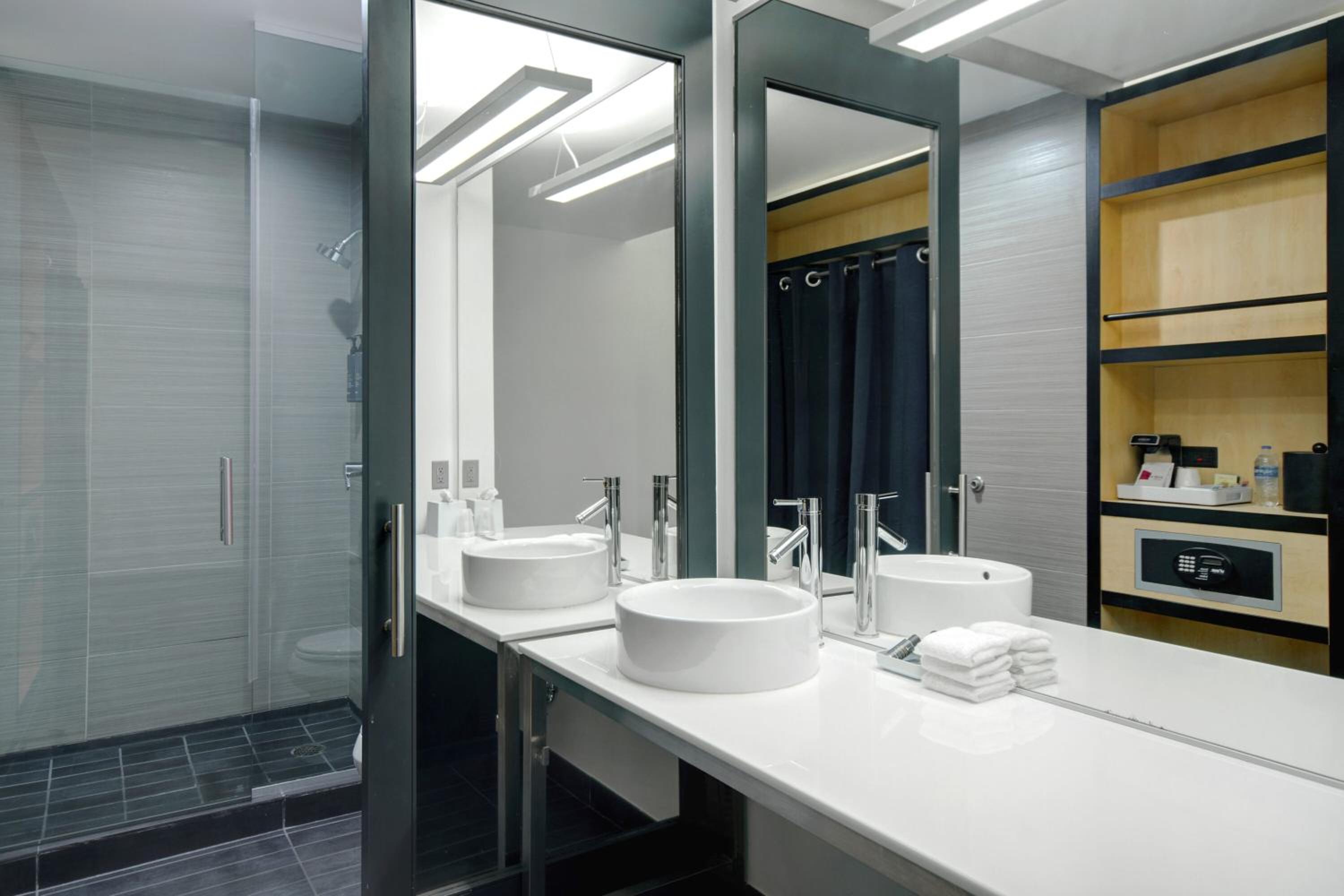 King Room - Disability Access photo 2