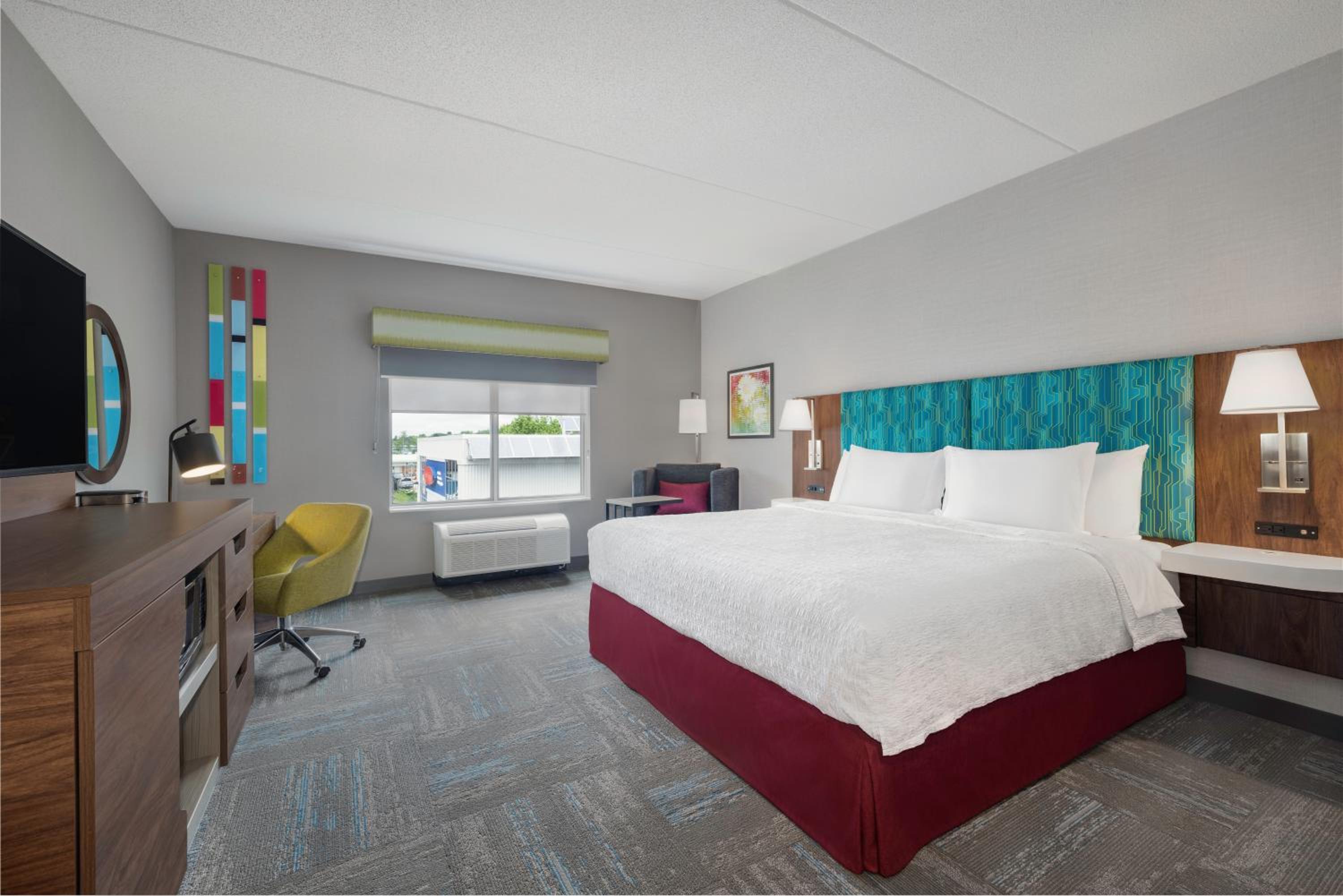 King Room with Microwave and Fridge - Photo 1