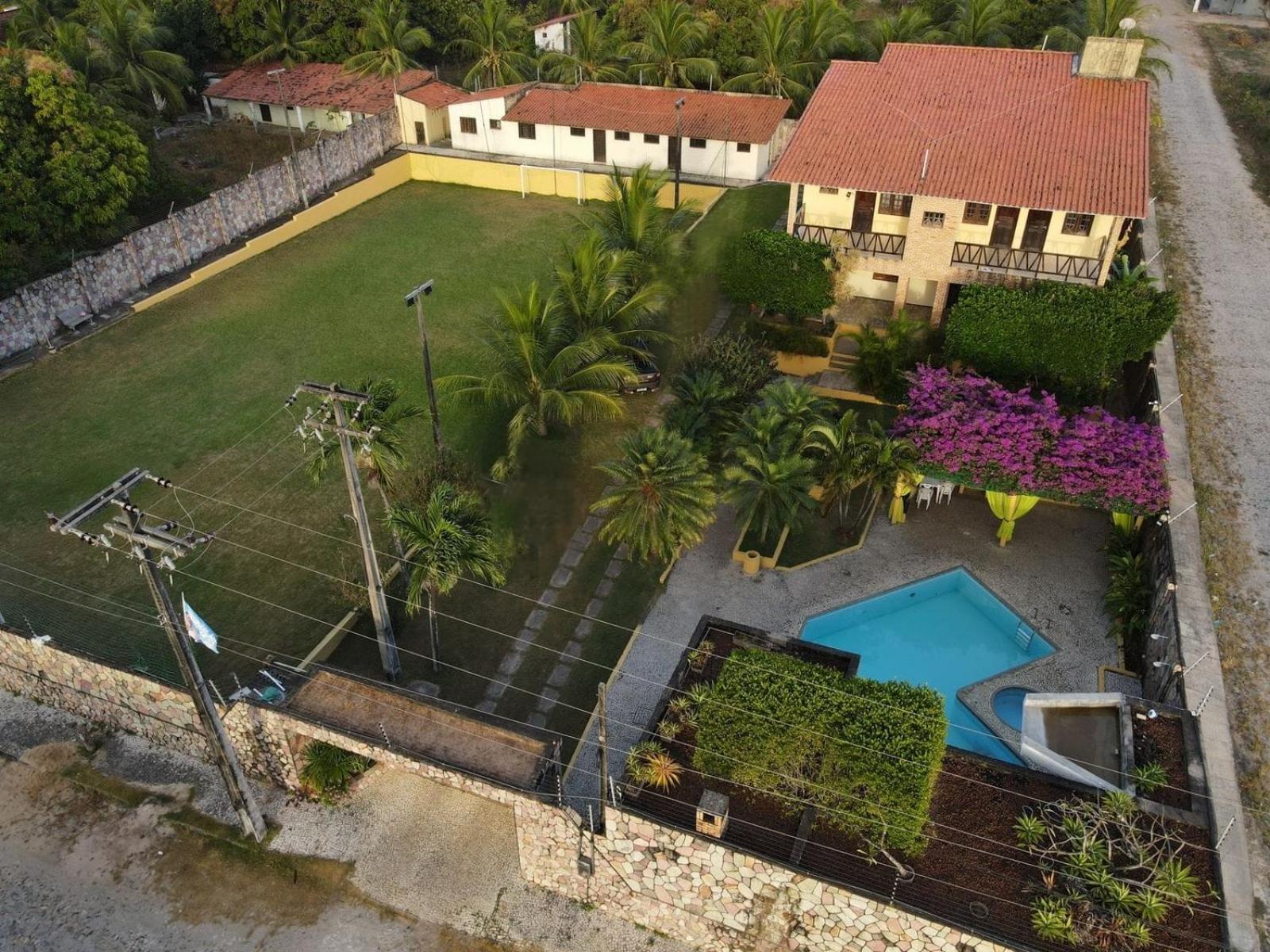 Eight-Bedroom House photo 3