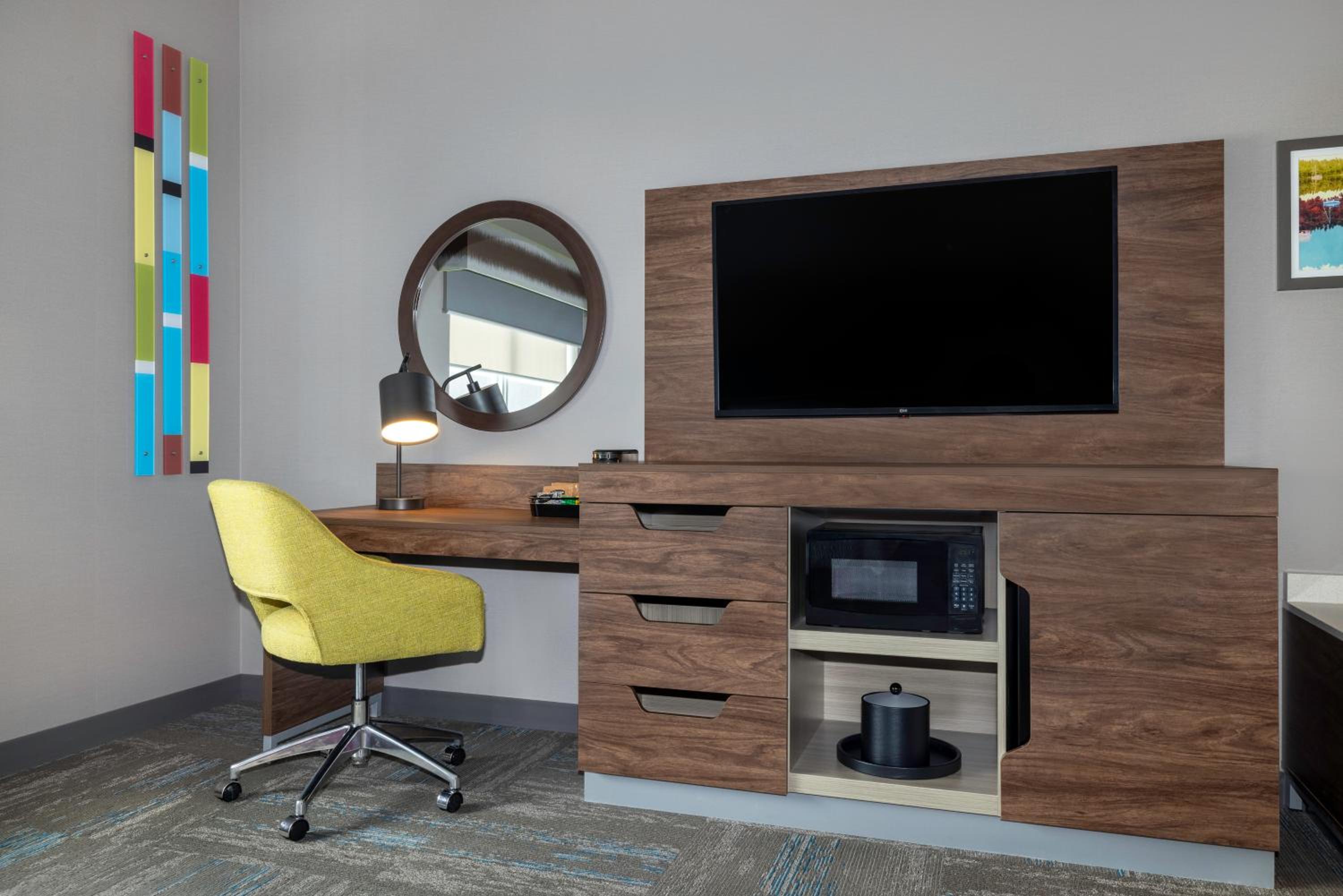 King Room with Microwave and Fridge - Photo 2