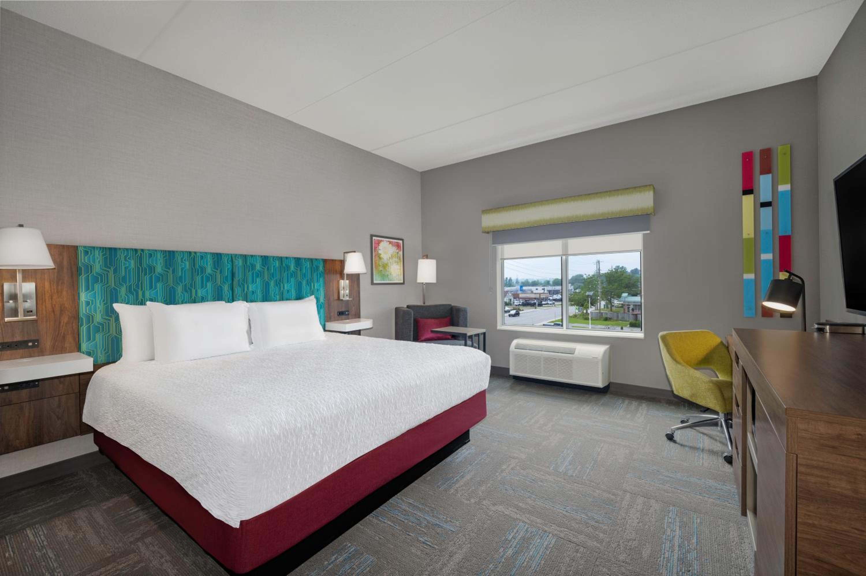 King Room with Microwave and Fridge - Photo 3