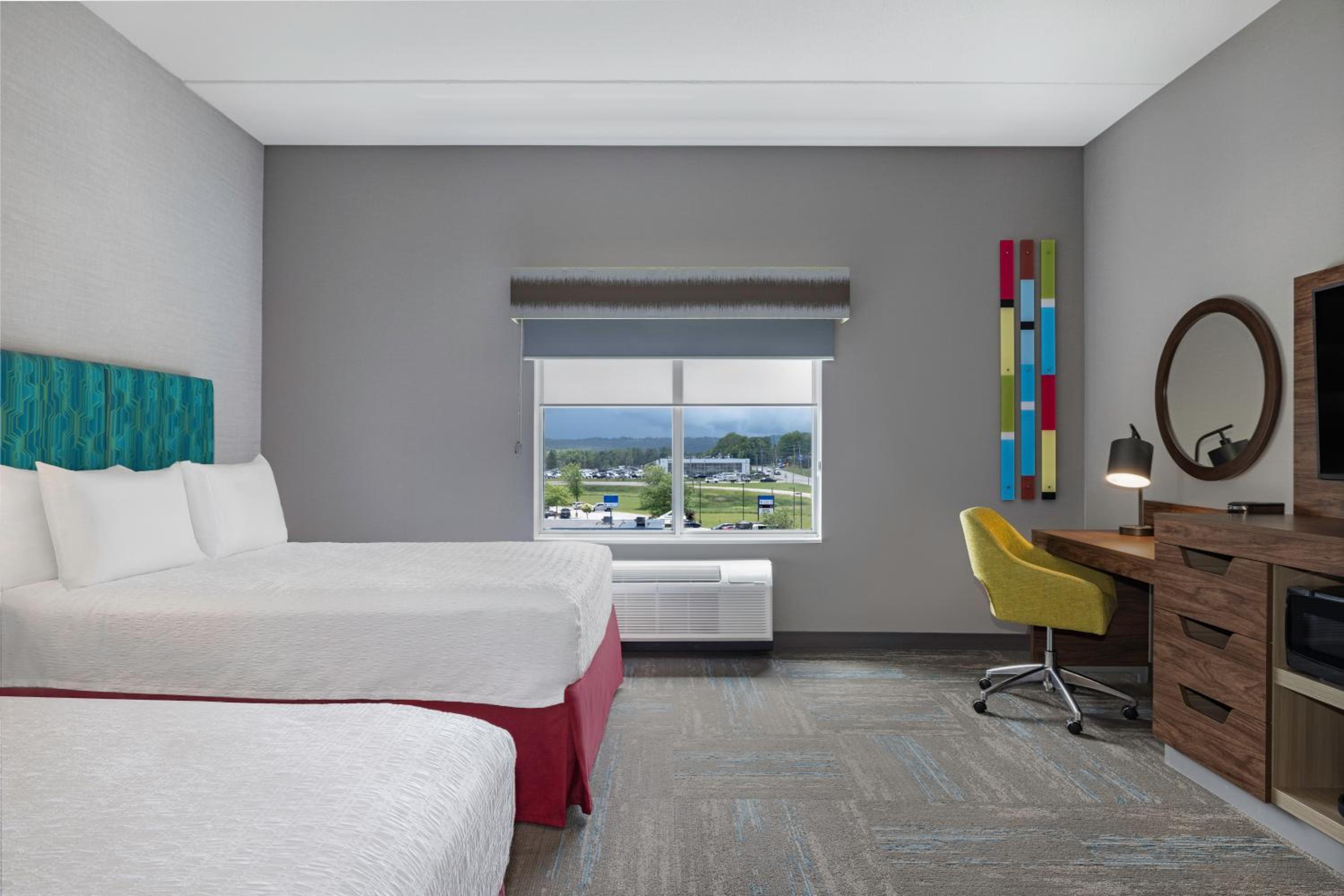 Queen Room with Two Queen Beds - Photo 2
