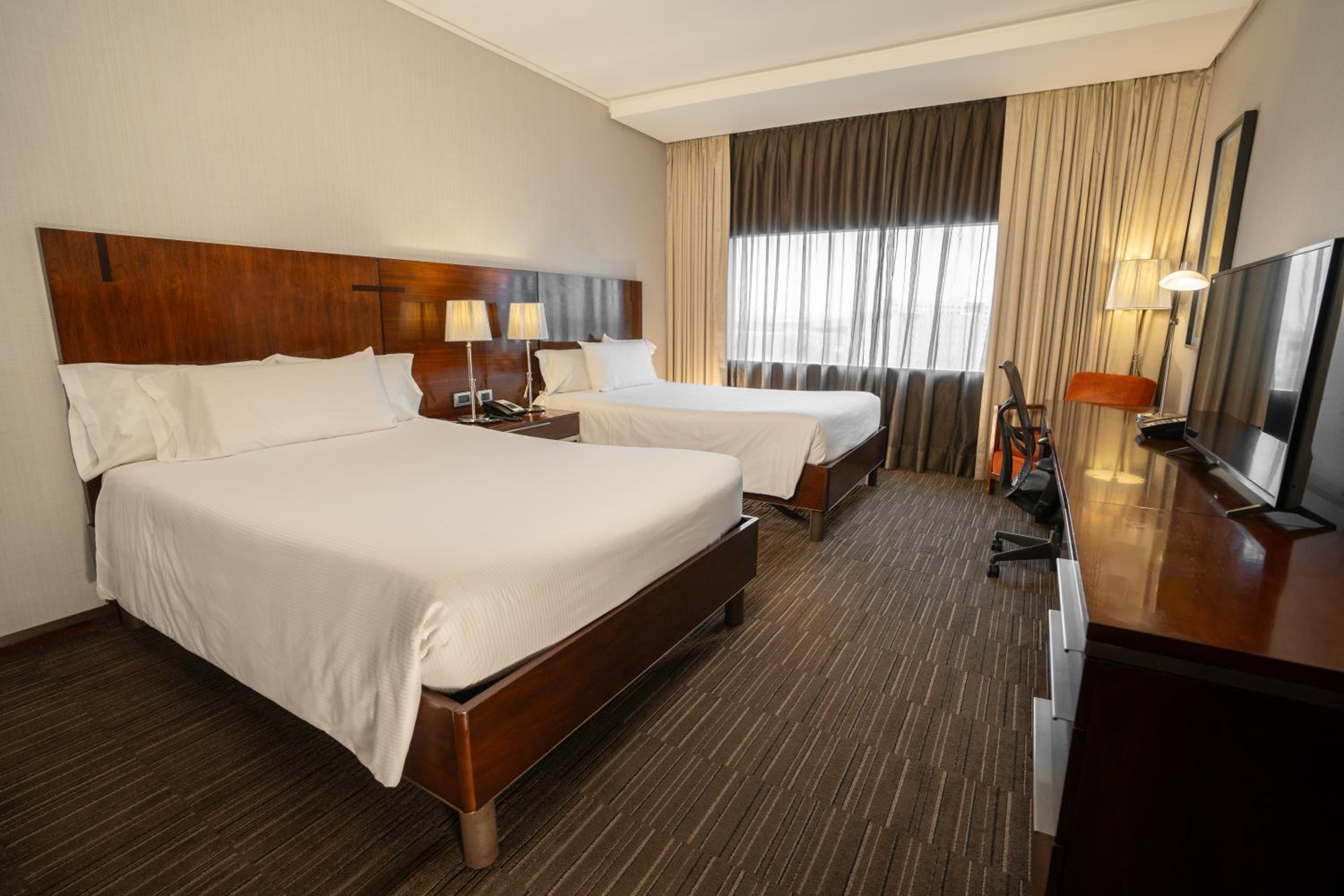 Double Room with Two Double Beds - Photo 9