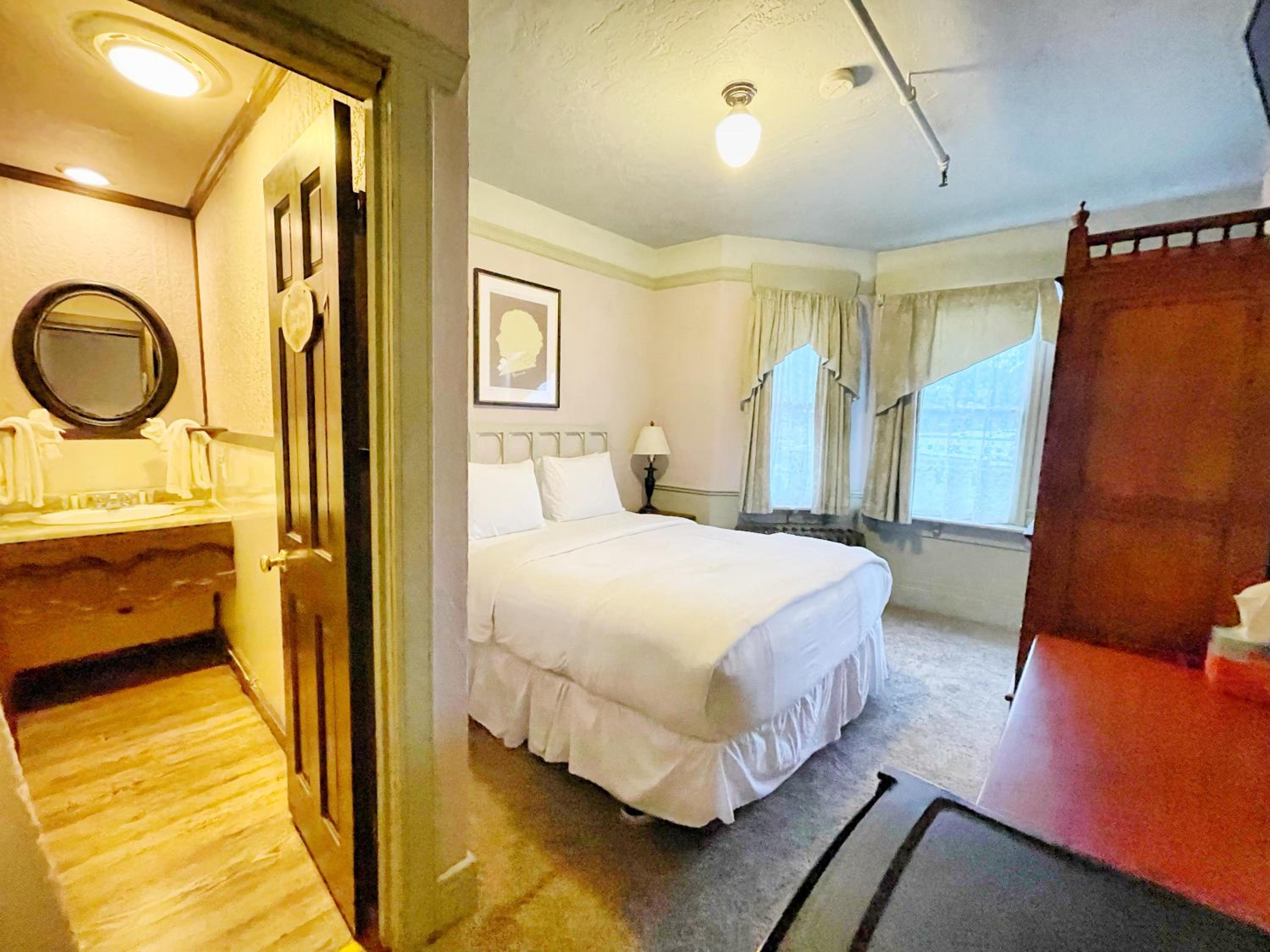 Standard Queen Room
