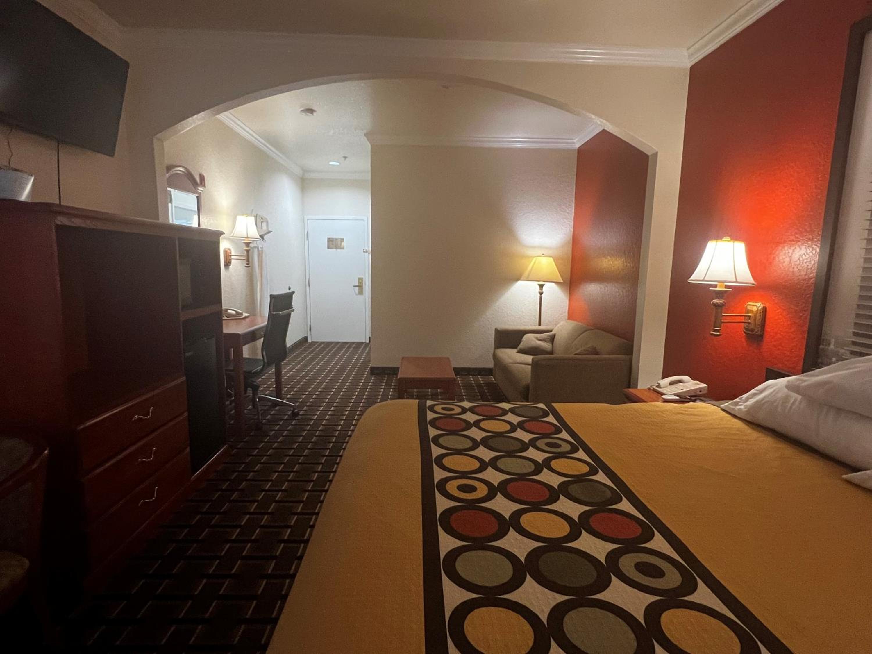 1 King Bed, Studio Suite, Non-Smoking - Photo 5