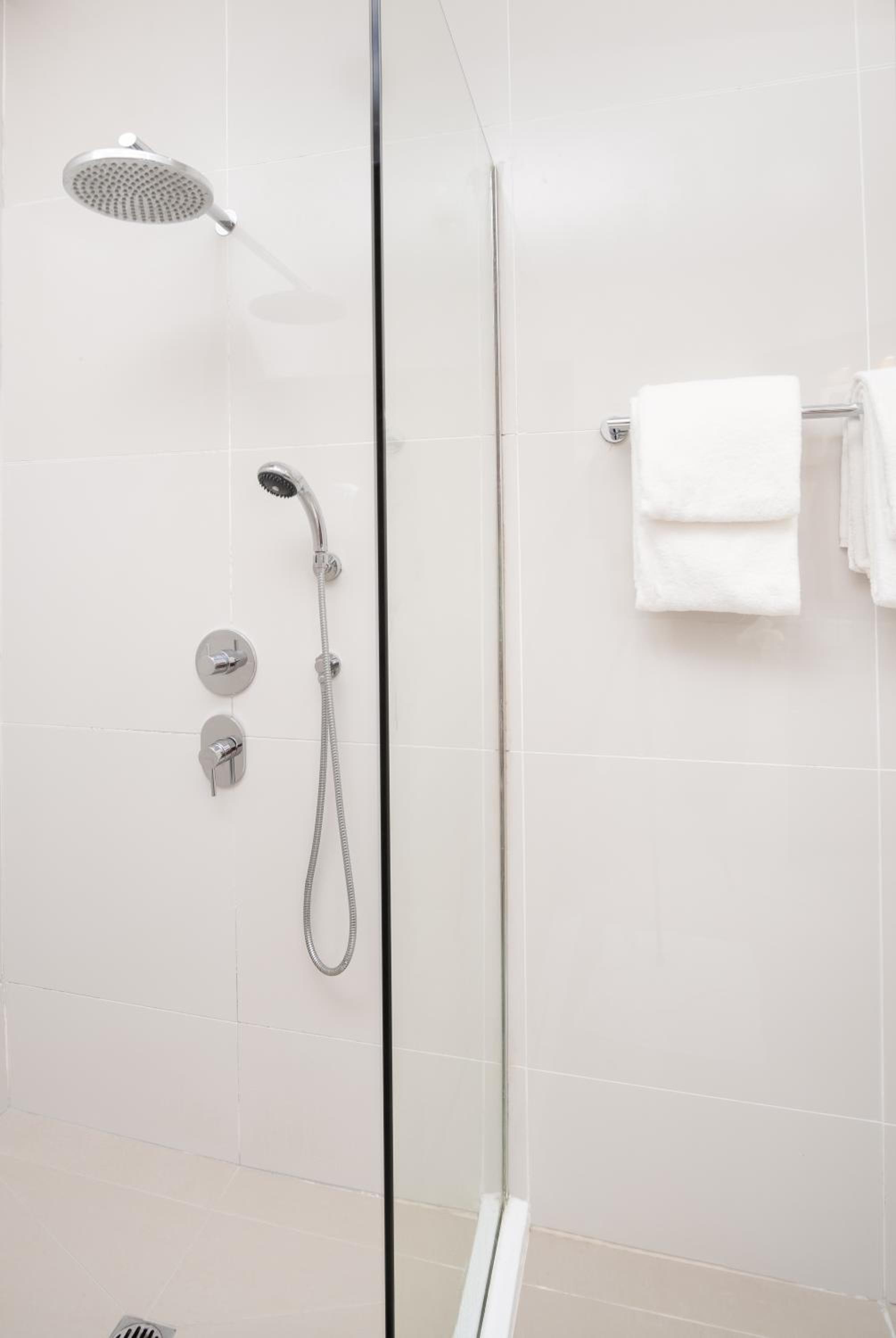 Deluxe Suite - Photo 6