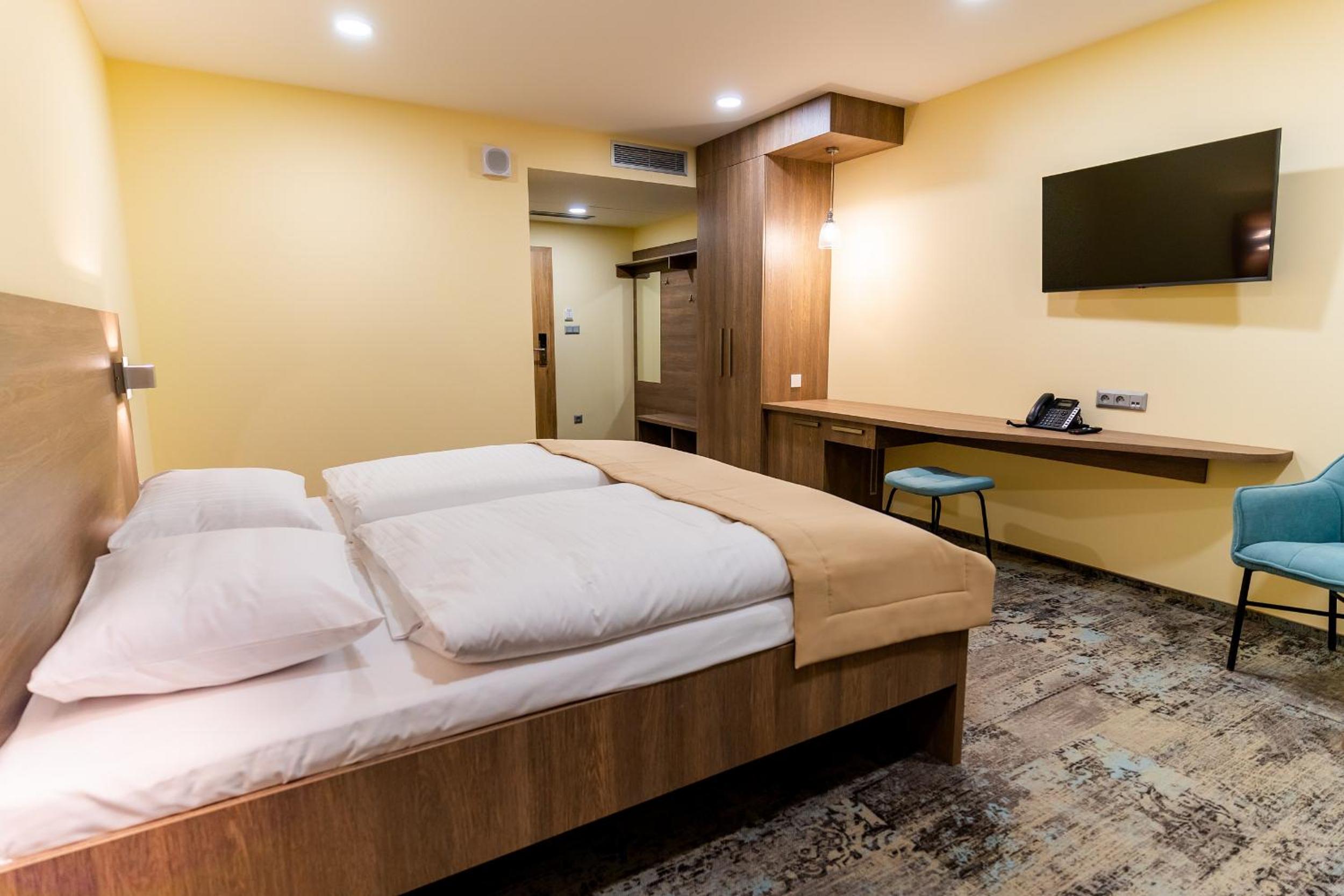 Double or Twin Room with Mountain View - Photo 5