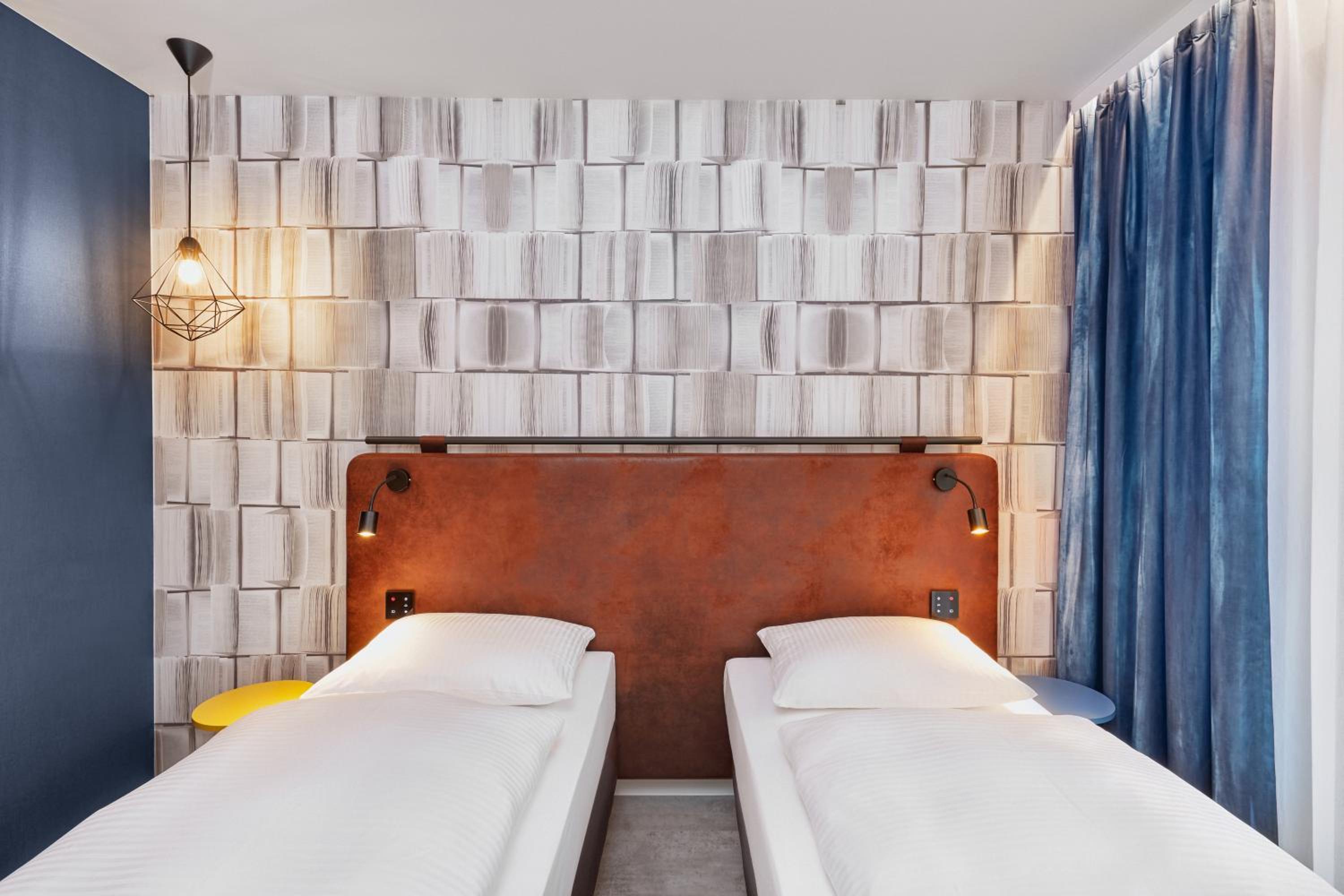 Standard Twin Room thumbnail 5