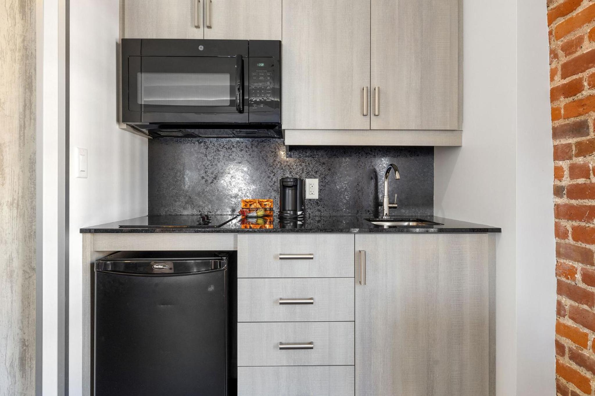Deluxe Plus Room / Kitchenette / Animals Permitted on 1st floor ($) - Photo 11