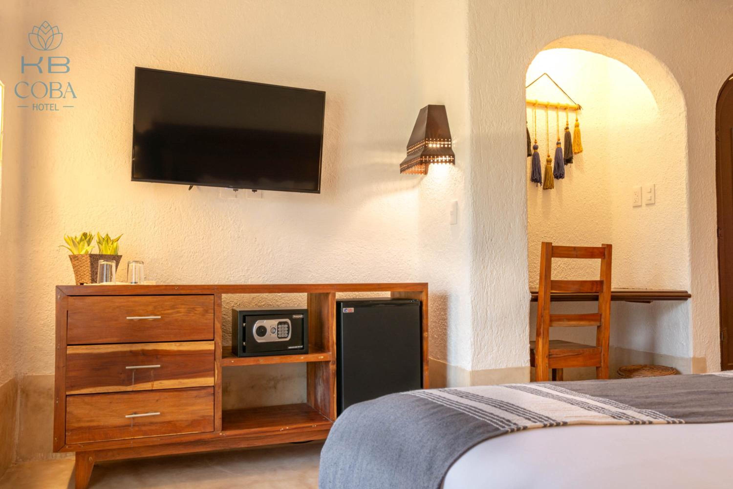 Deluxe King Room - Photo 7
