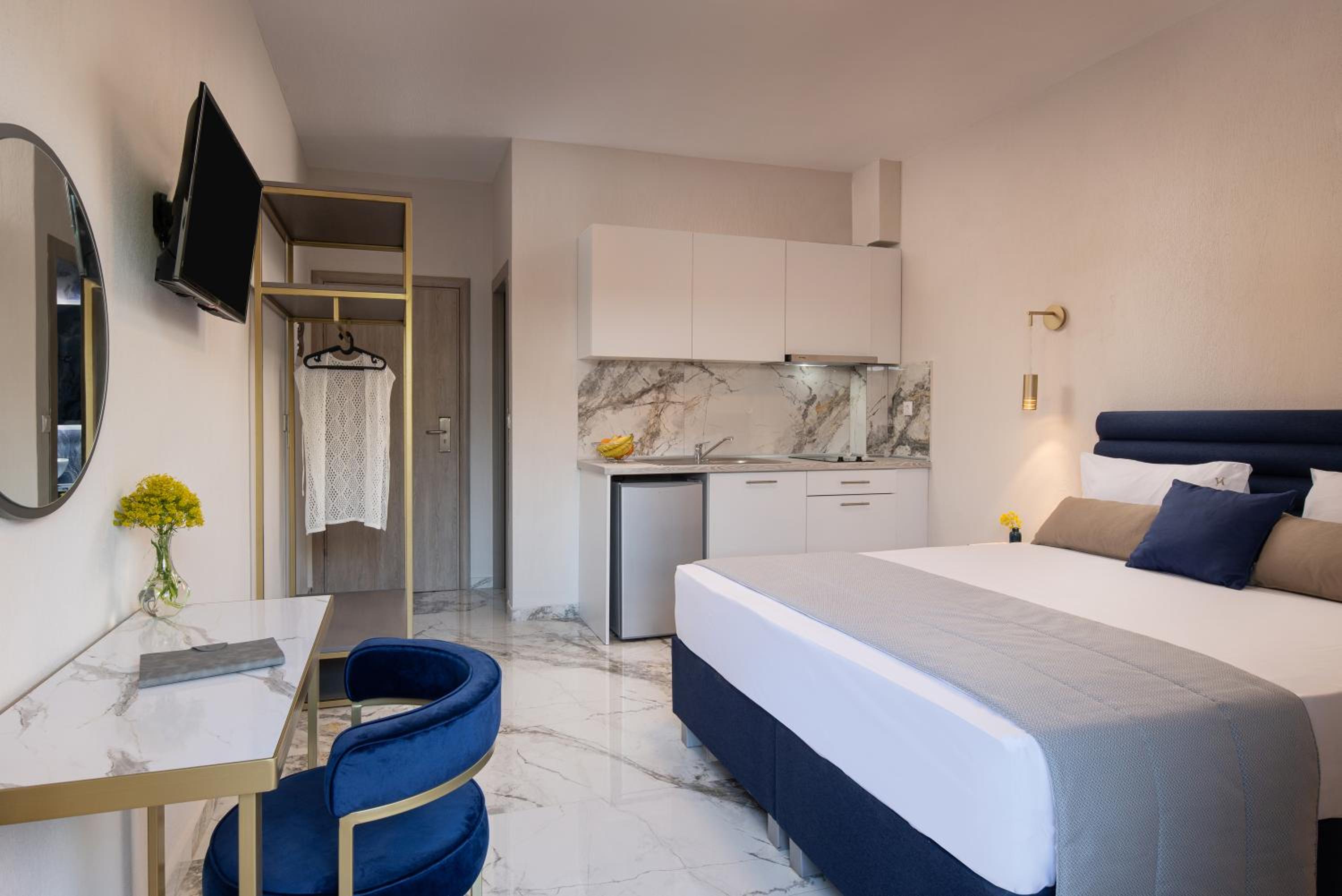 Double Room with Pool View - Photo 12