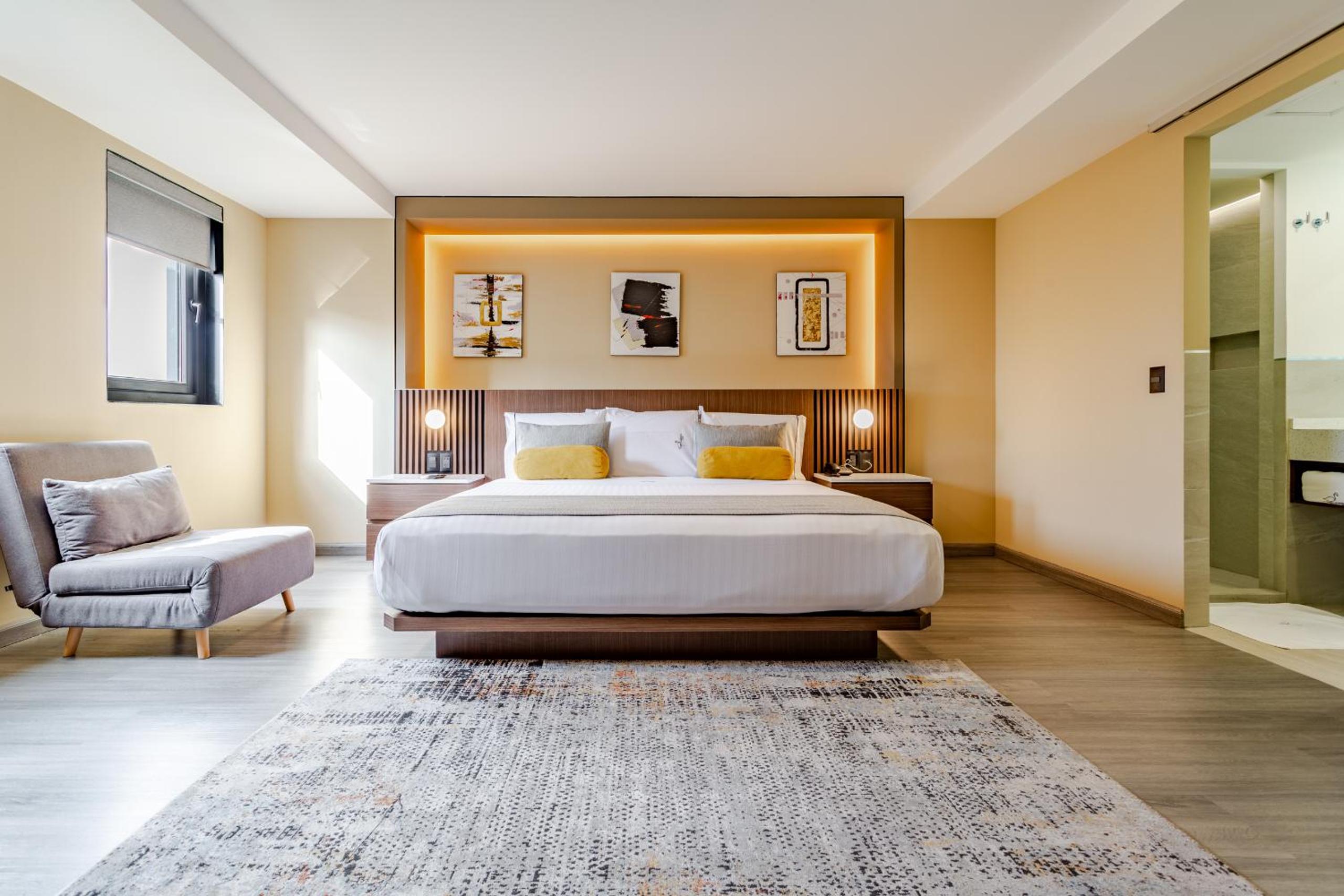 Deluxe King Room - Photo 7