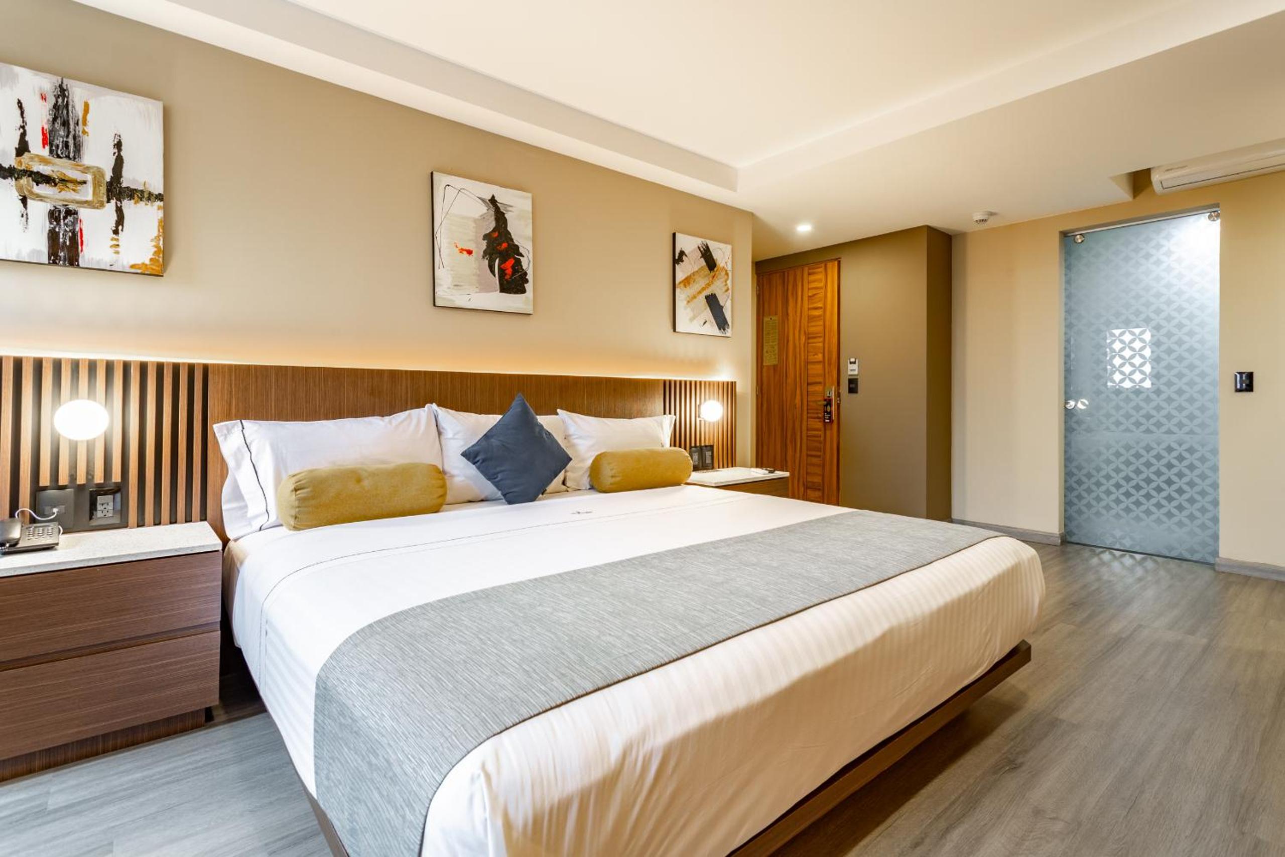 Deluxe King Room - Photo 8