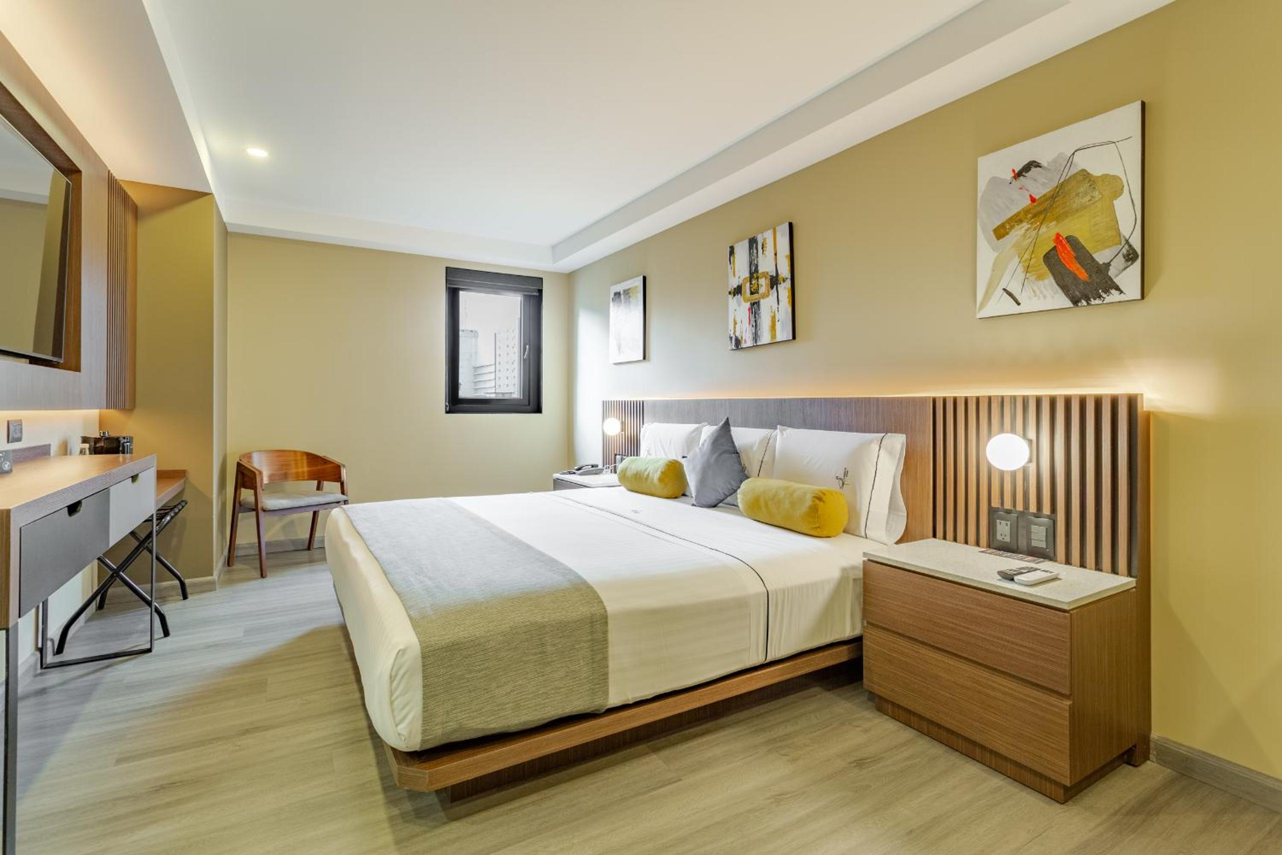 Deluxe King Room - Photo 9
