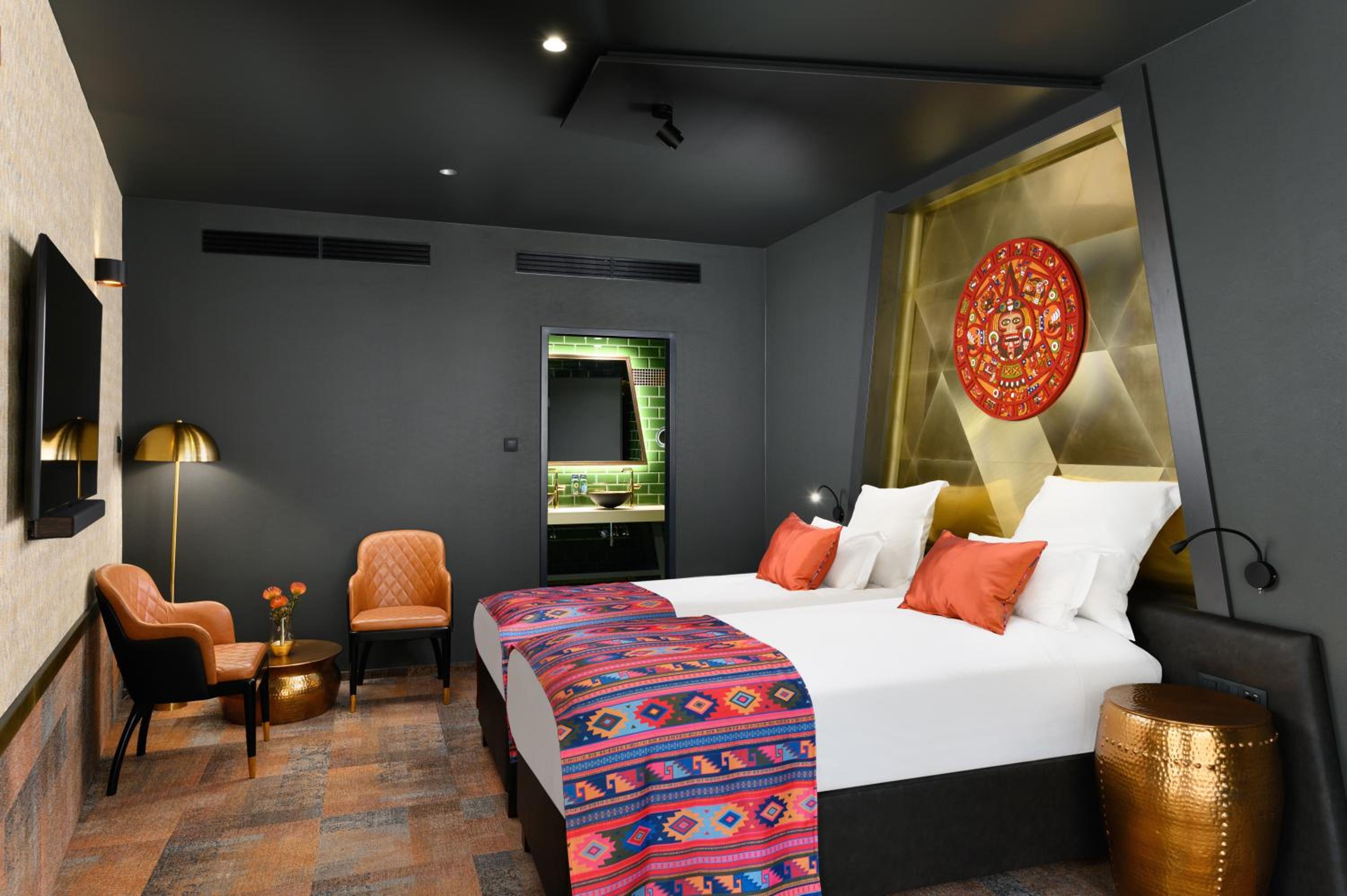 Superior Room with Two Single Beds or One King Bed and Pool View - Photo 5