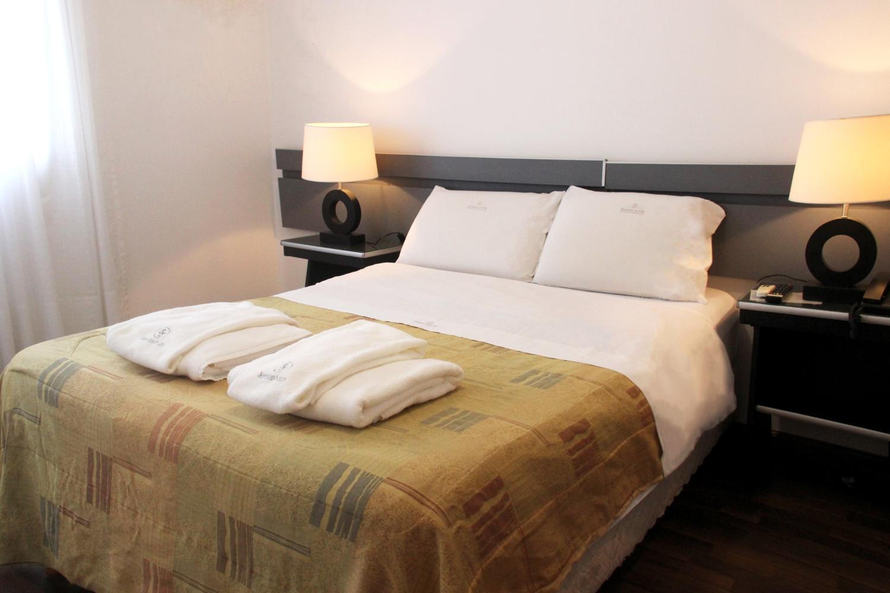 Queen Room photo 1