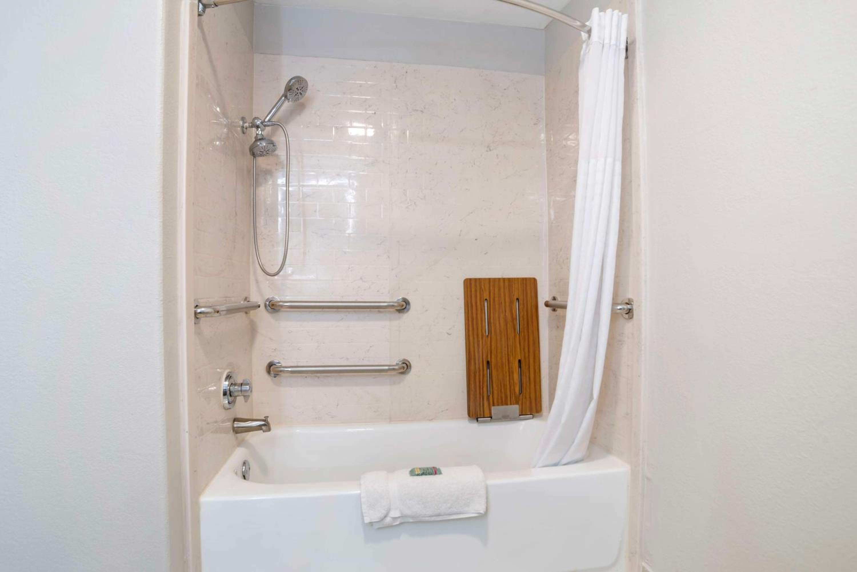 King Room with Bath Tub - Disability Access/Non-Smoking  photo 3