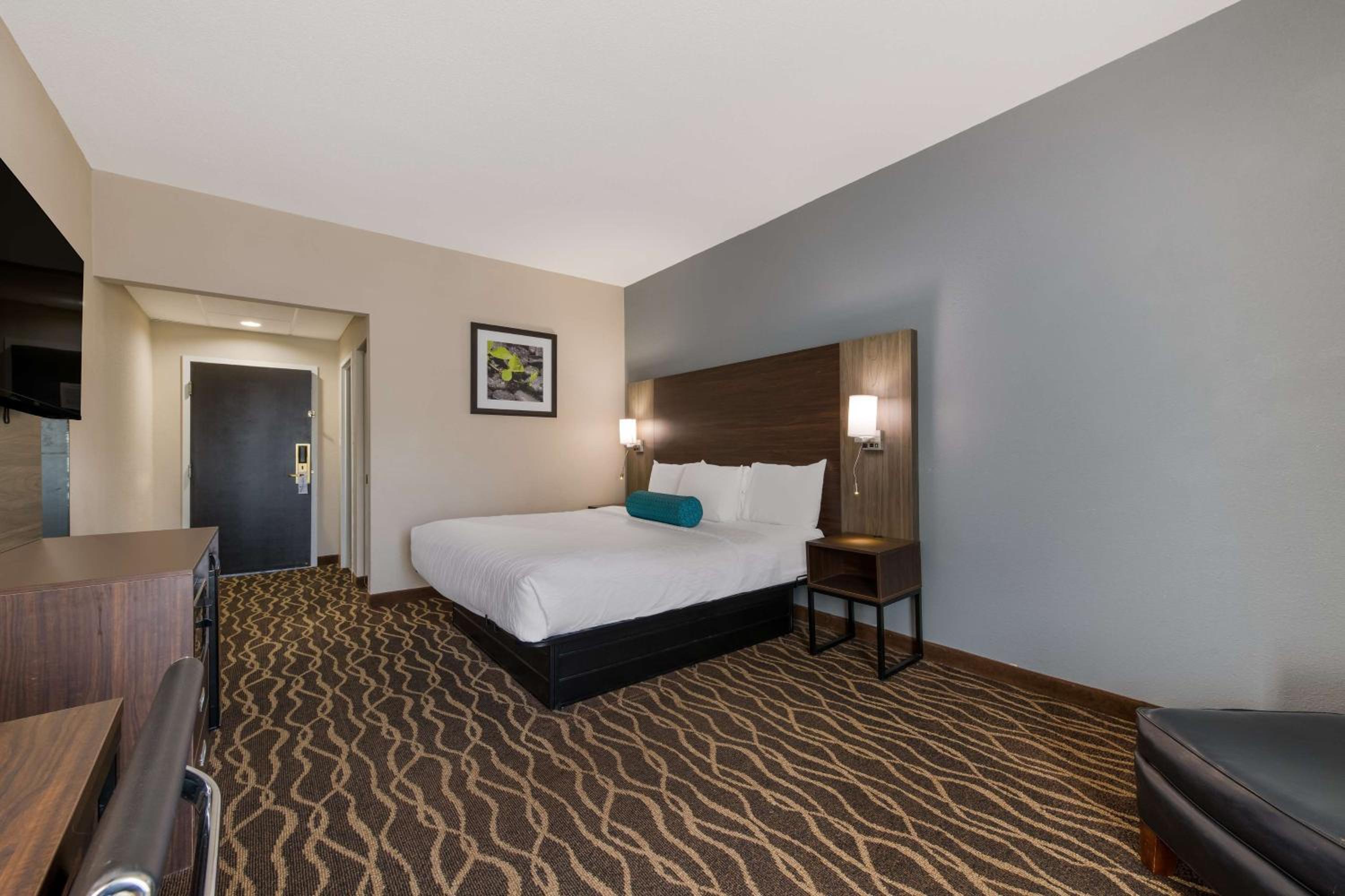 King Room - Non-Smoking - Photo 2