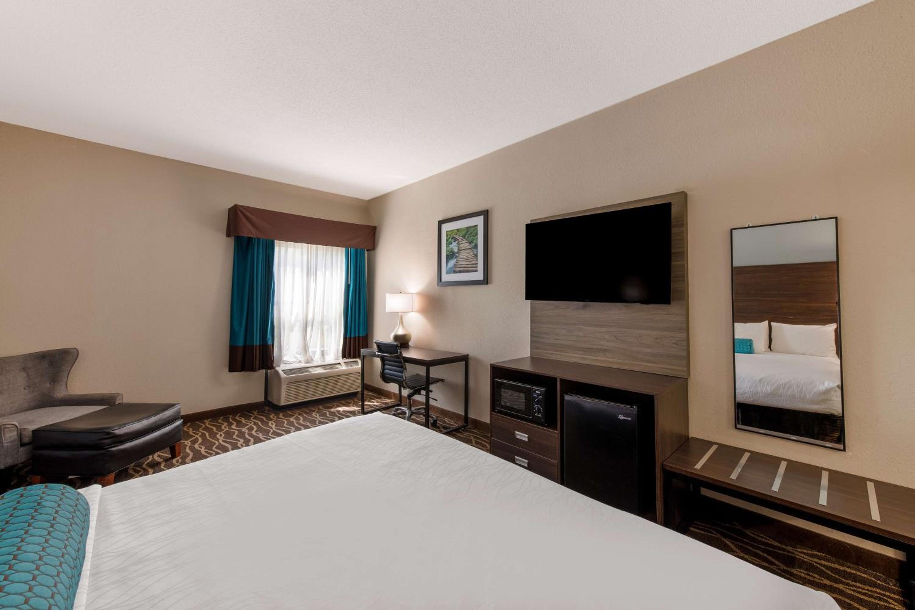 King Room - Non-Smoking - Photo 3