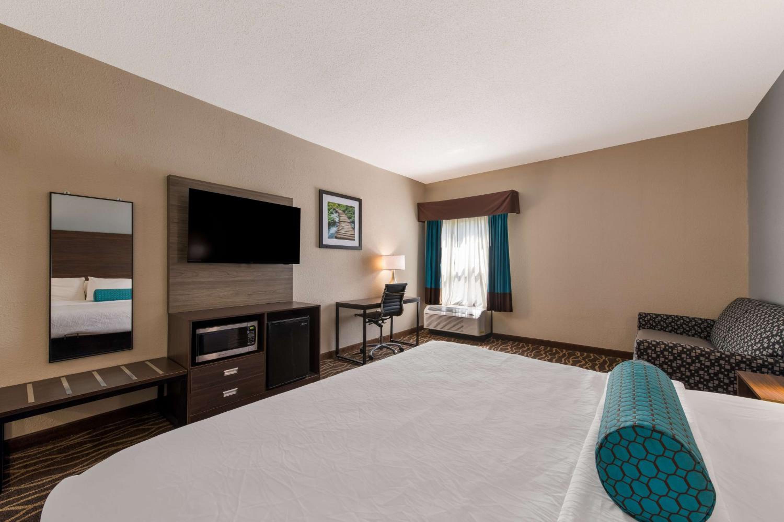 King Room with Sofa Bed - Photo 3