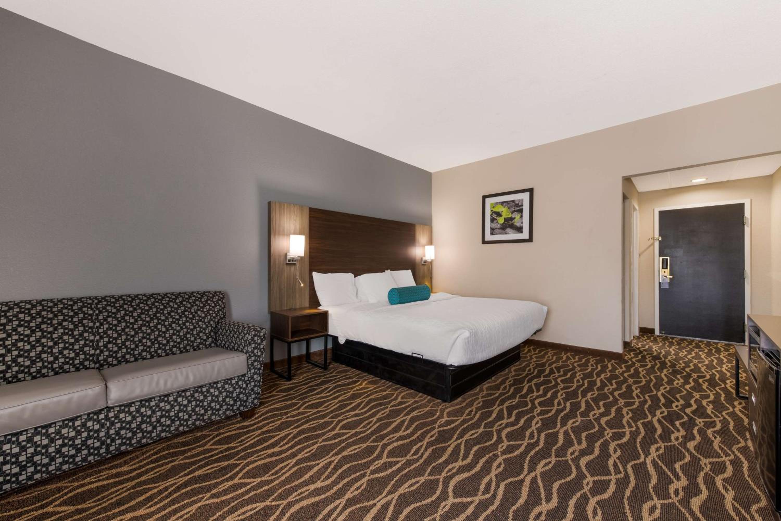 King Room with Sofa Bed - Photo 2