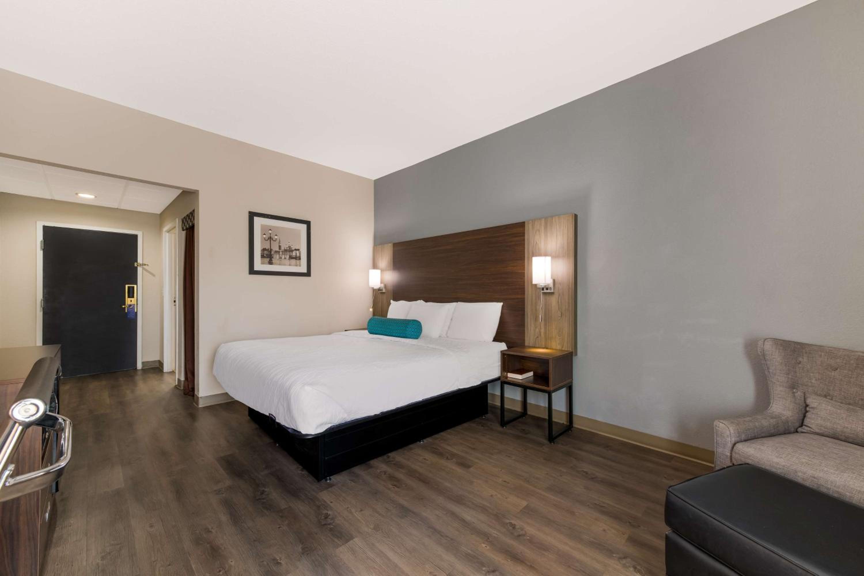 King Room with Roll-in Shower - Disability Access/Non-Smoking - Photo 3