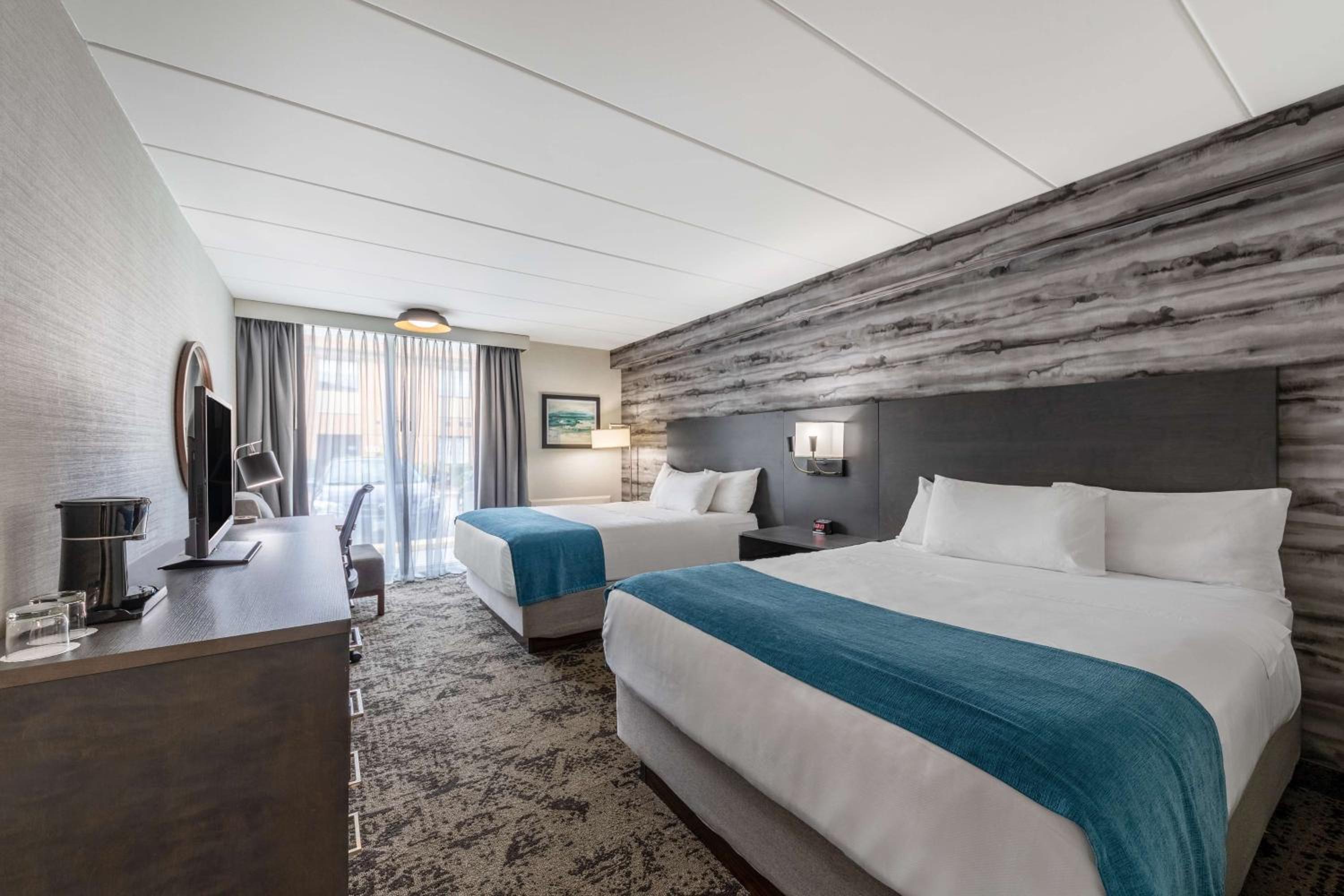 Queen Room with Two Queen Beds - Photo 4