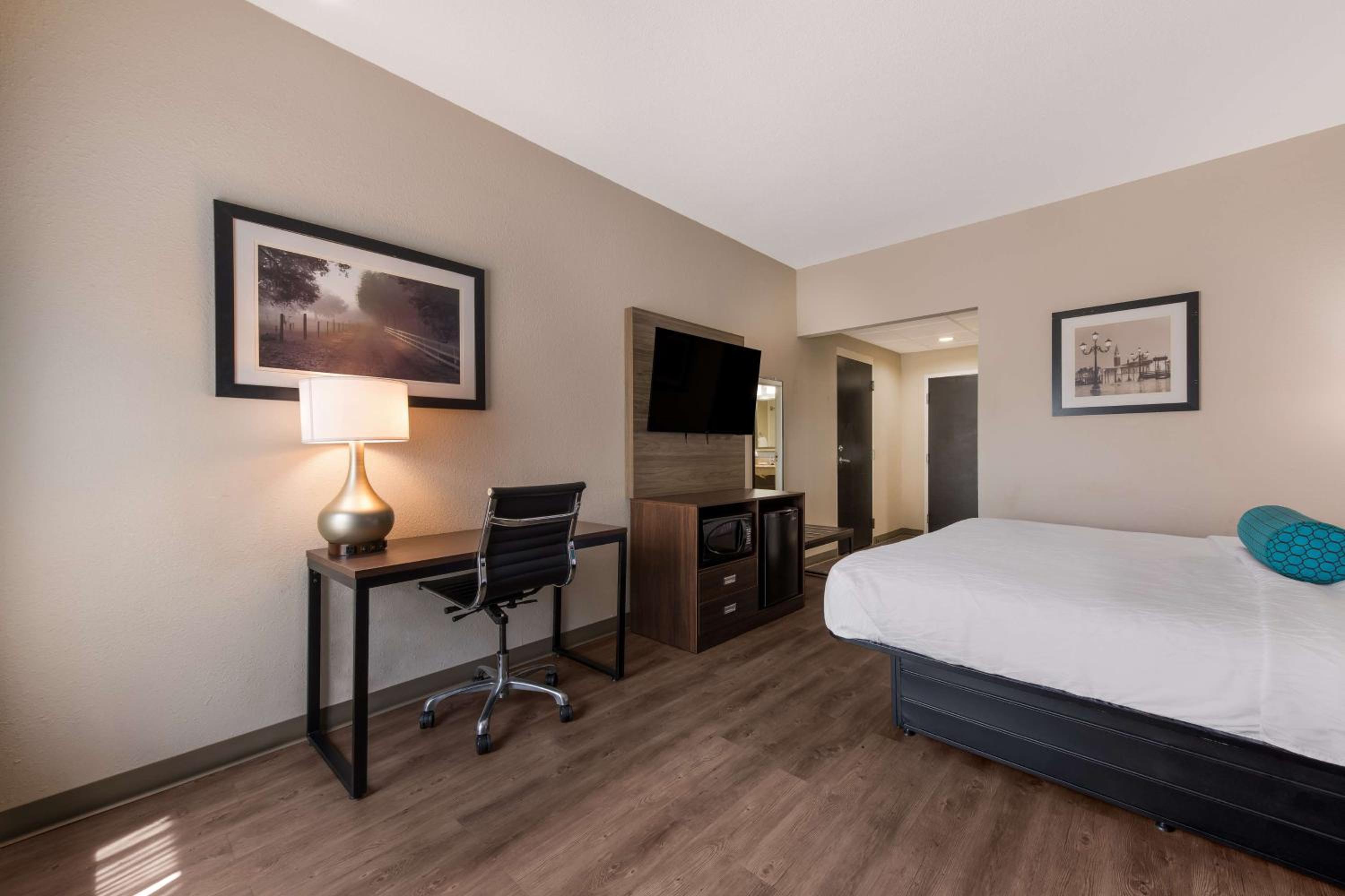 King Room with Roll-in Shower - Disability Access/Non-Smoking - Photo 2