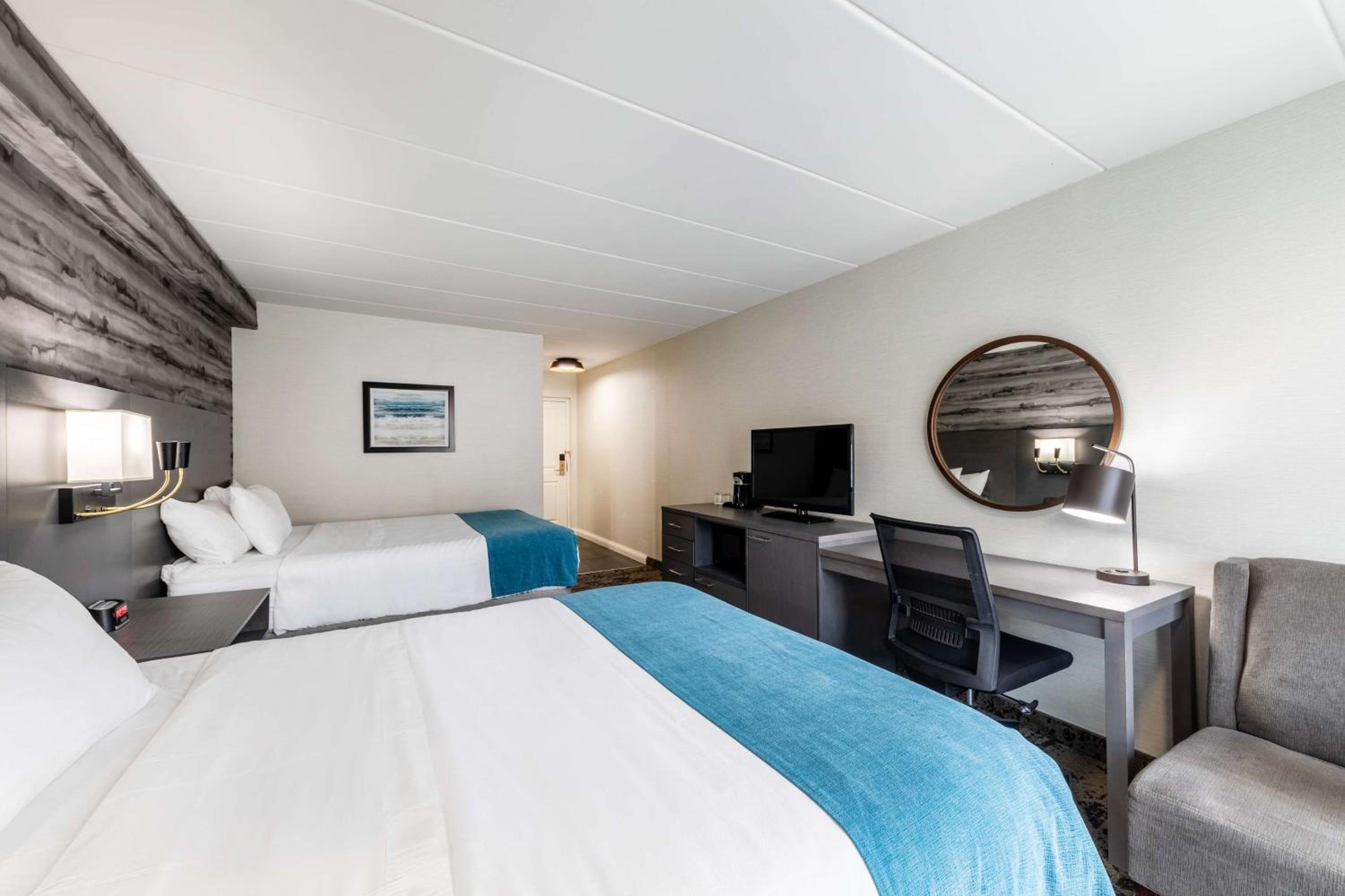 Queen Room with Two Queen Beds - Photo 3