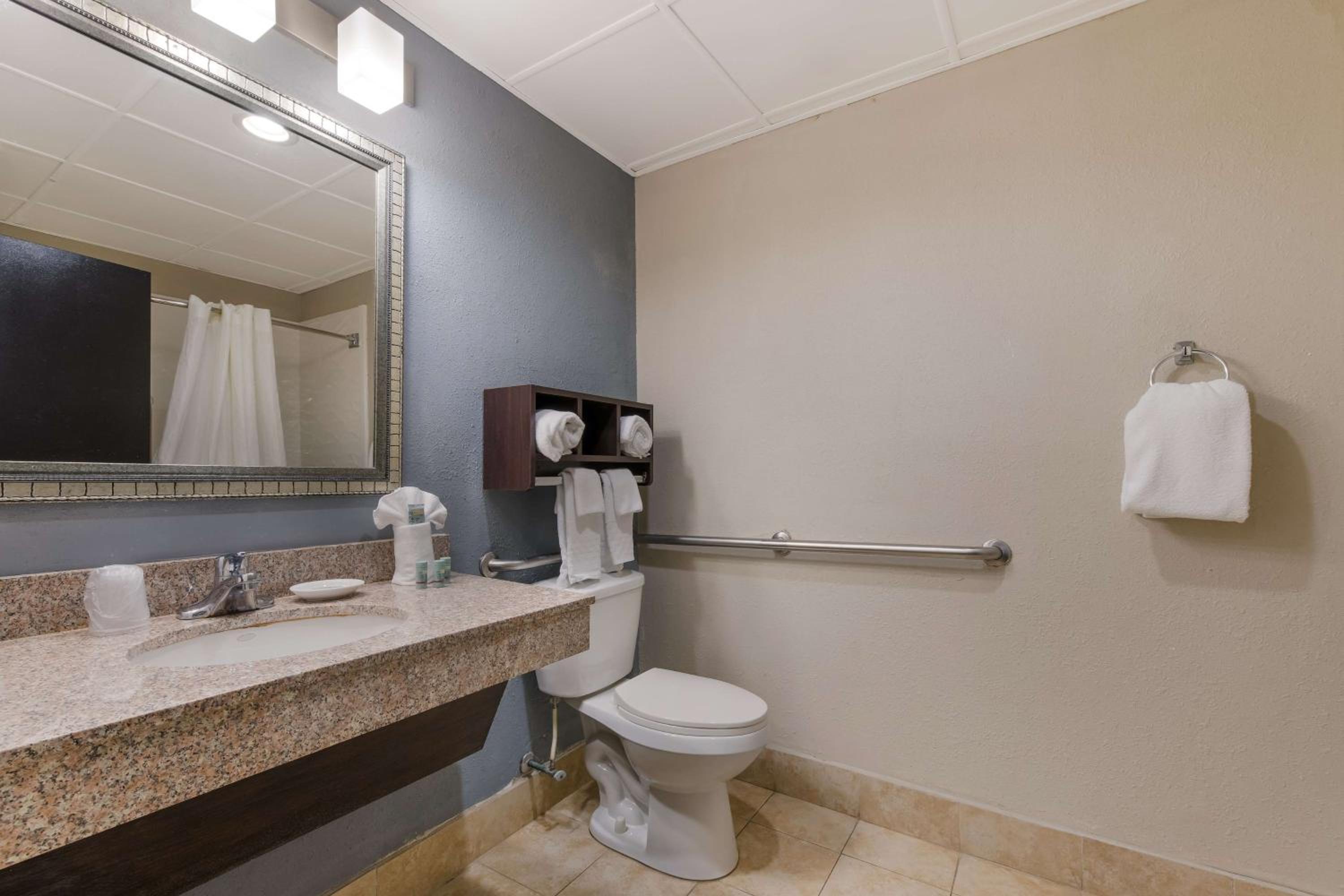 King Room with Roll-in Shower - Disability Access/Non-Smoking - Photo 4