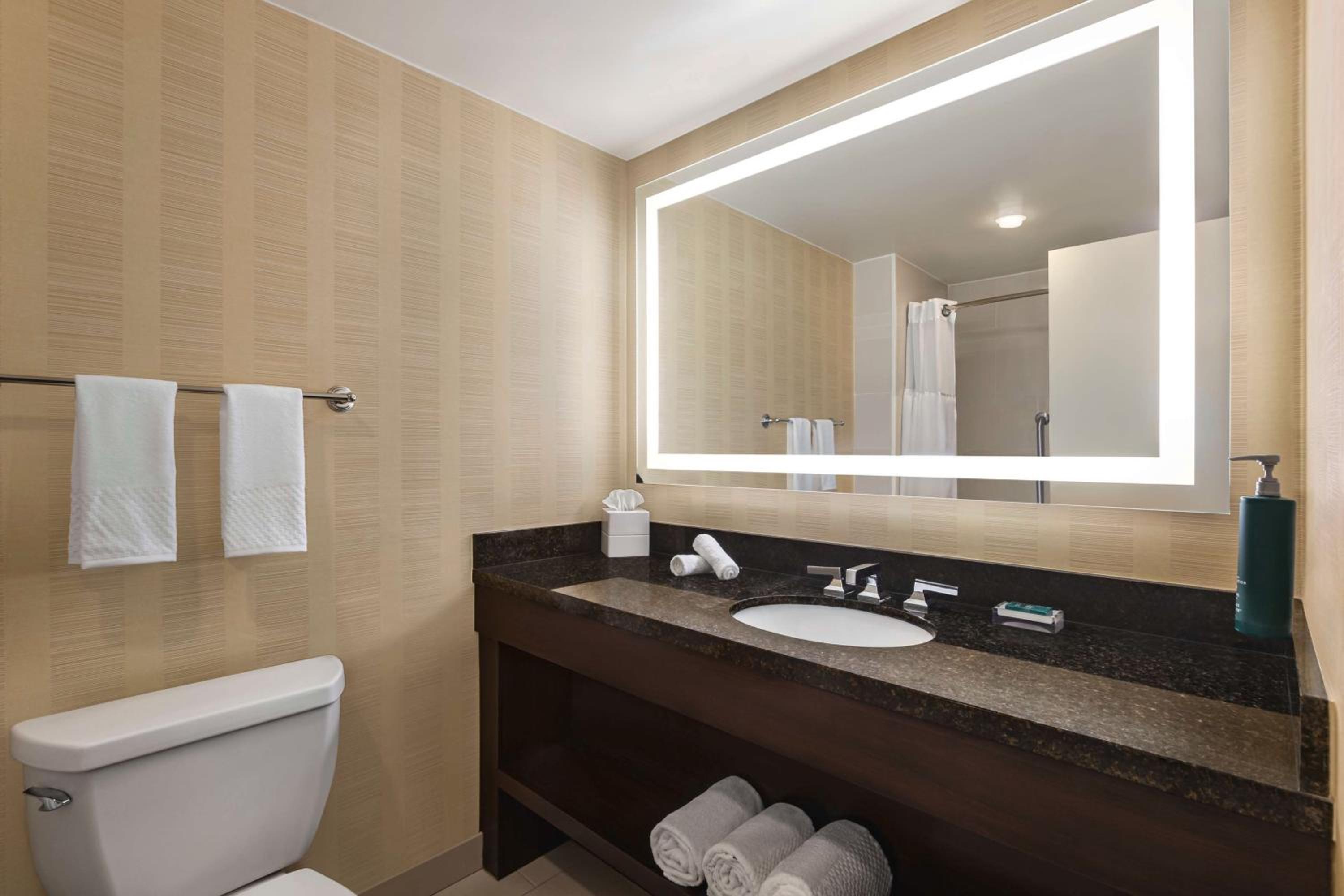 Double Room with Two Double Beds and City View  - Photo 3
