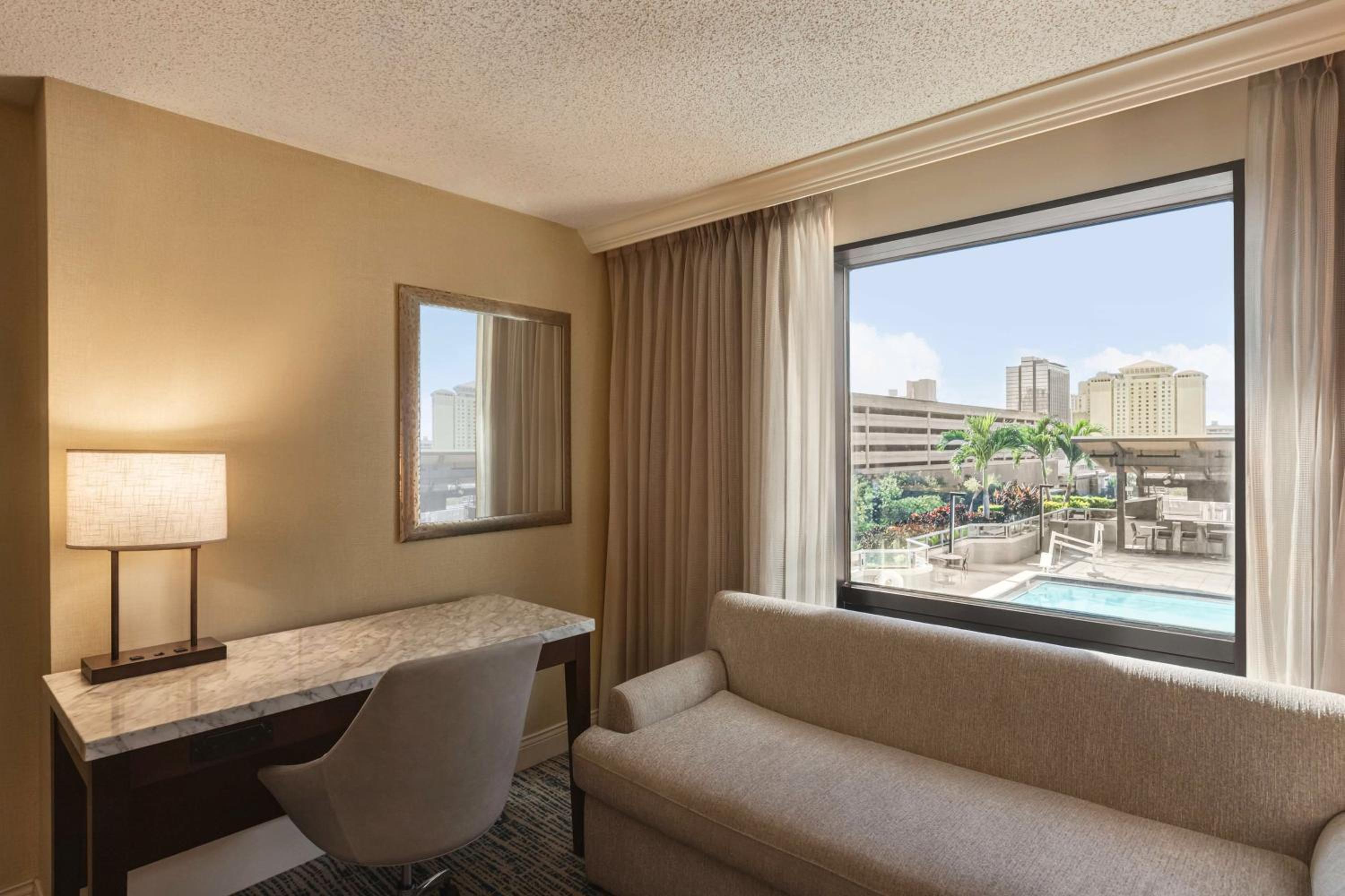King Room with Pool View - Photo 4