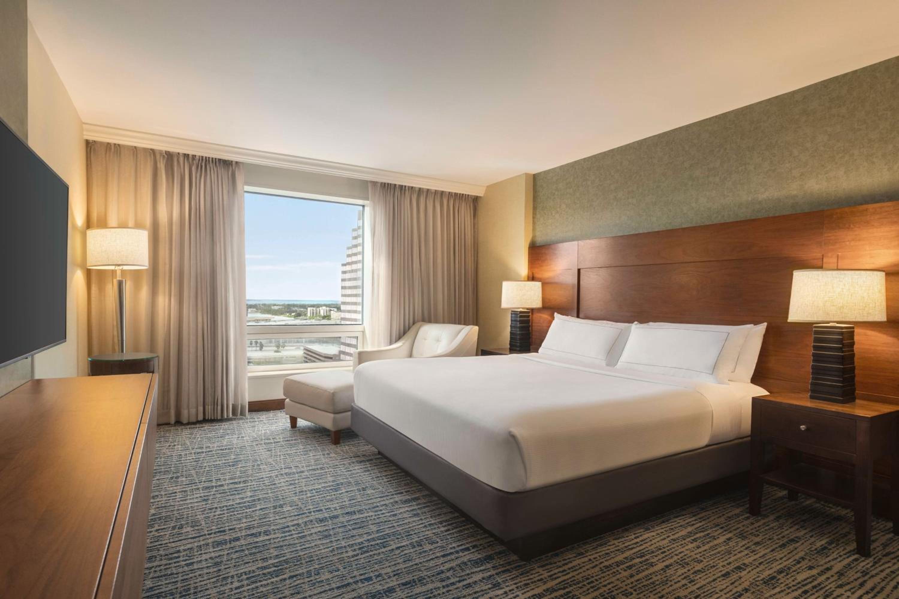 One-Bedroom King Suite with Pool View - Photo 3
