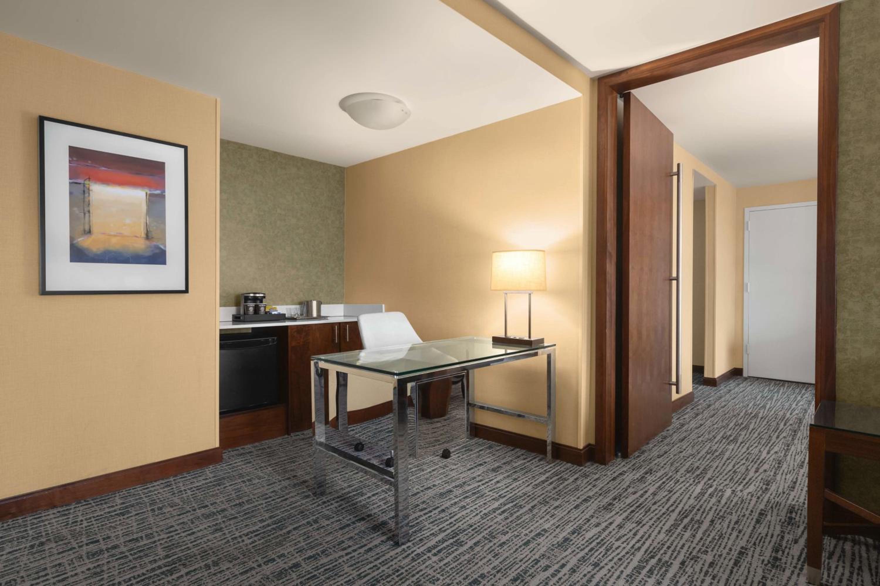 One-Bedroom King Suite with Pool View - Photo 4