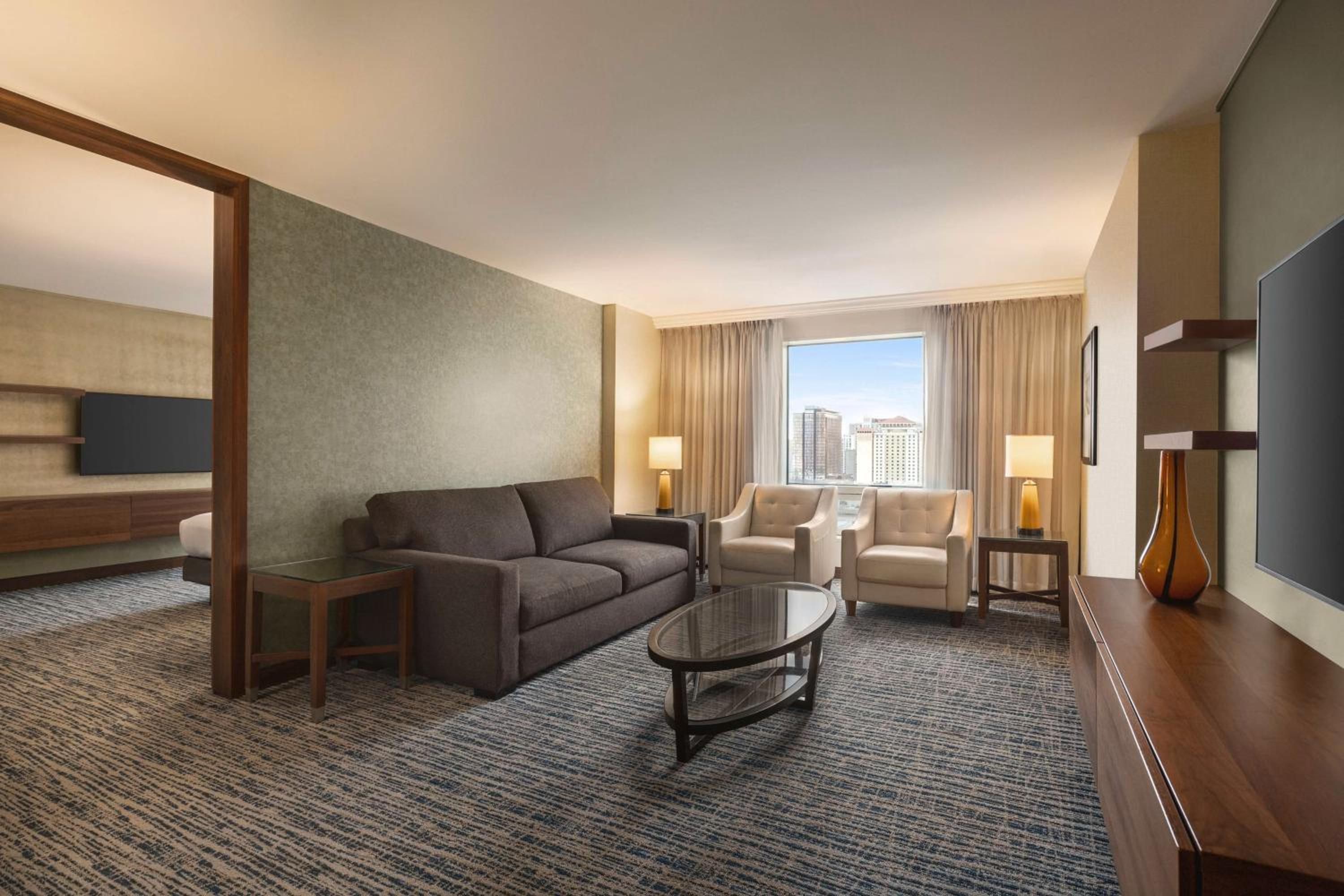 One-Bedroom King Suite with Pool View - Photo 5
